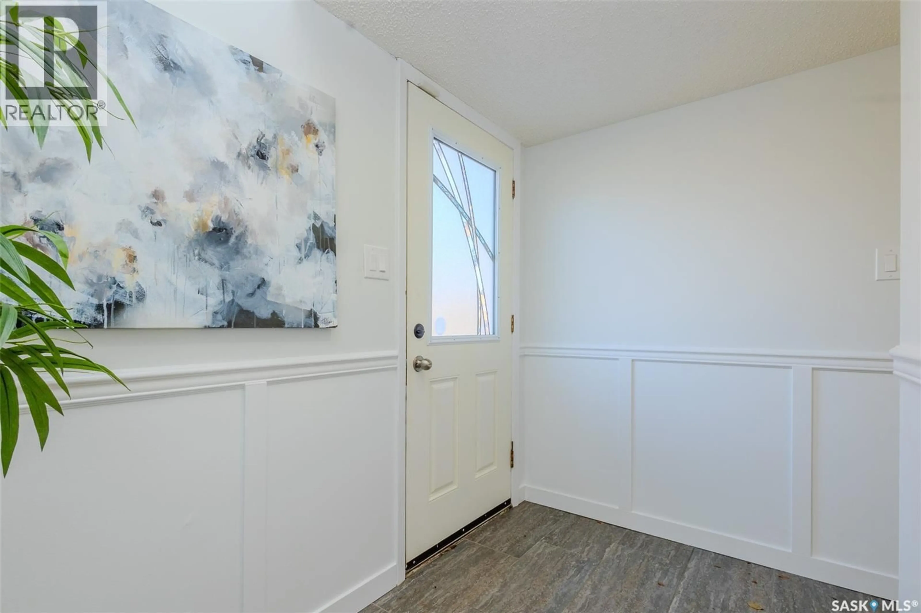 Indoor entryway for 73 RED RIVER ROAD, Saskatoon Saskatchewan S7K1G2