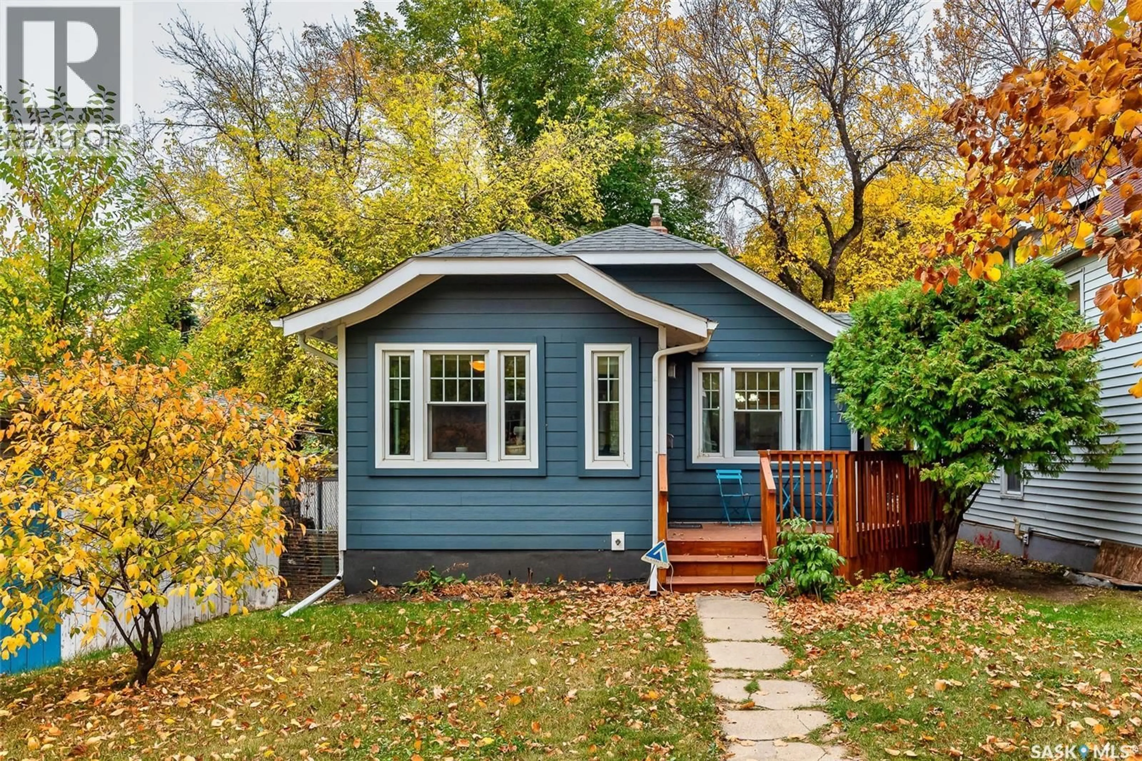 Home with vinyl exterior material, street for 307 28TH STREET, Saskatoon Saskatchewan S7L0K6