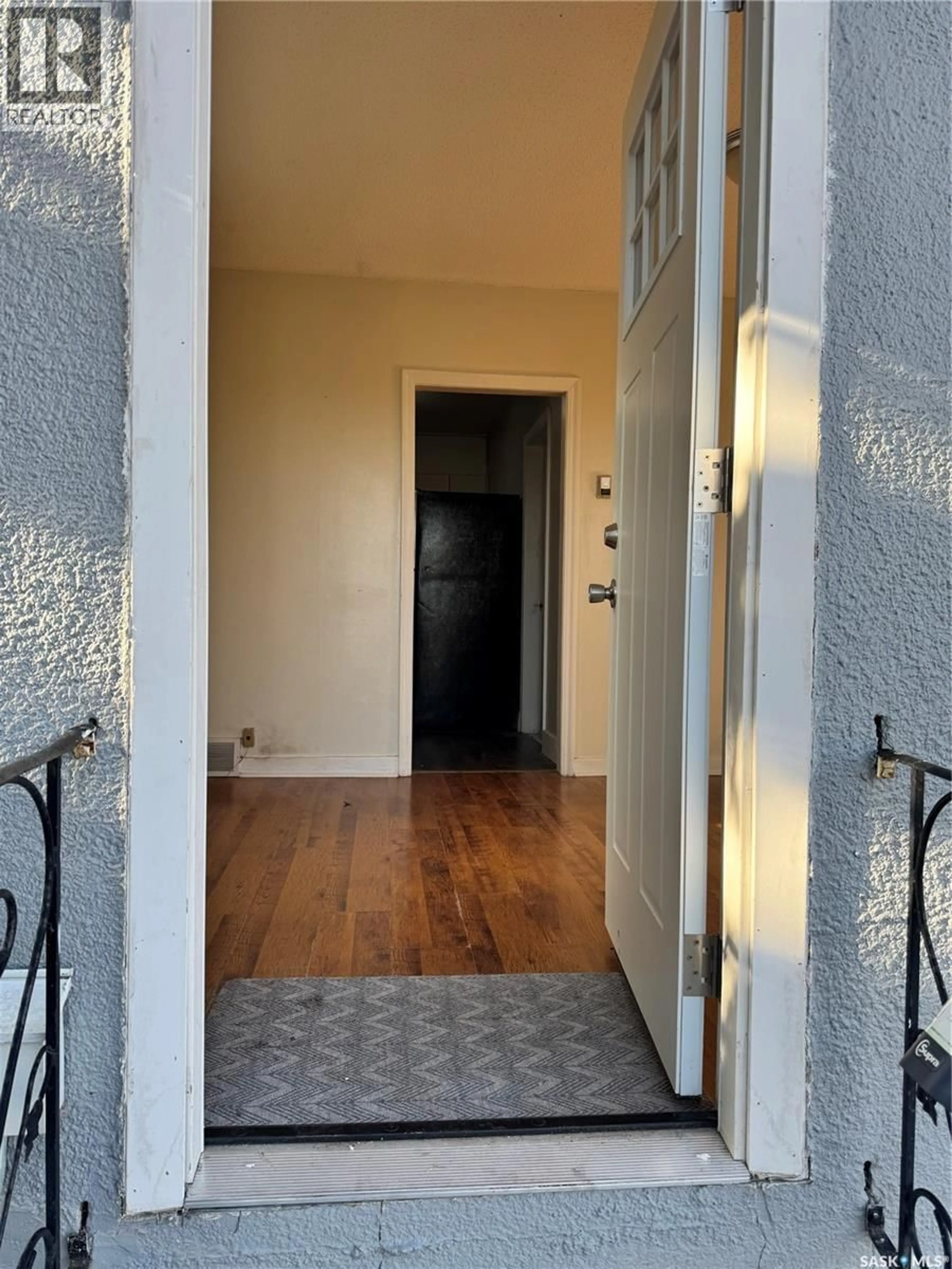 Indoor entryway for 201 Y AVENUE, Saskatoon Saskatchewan S7M3J4