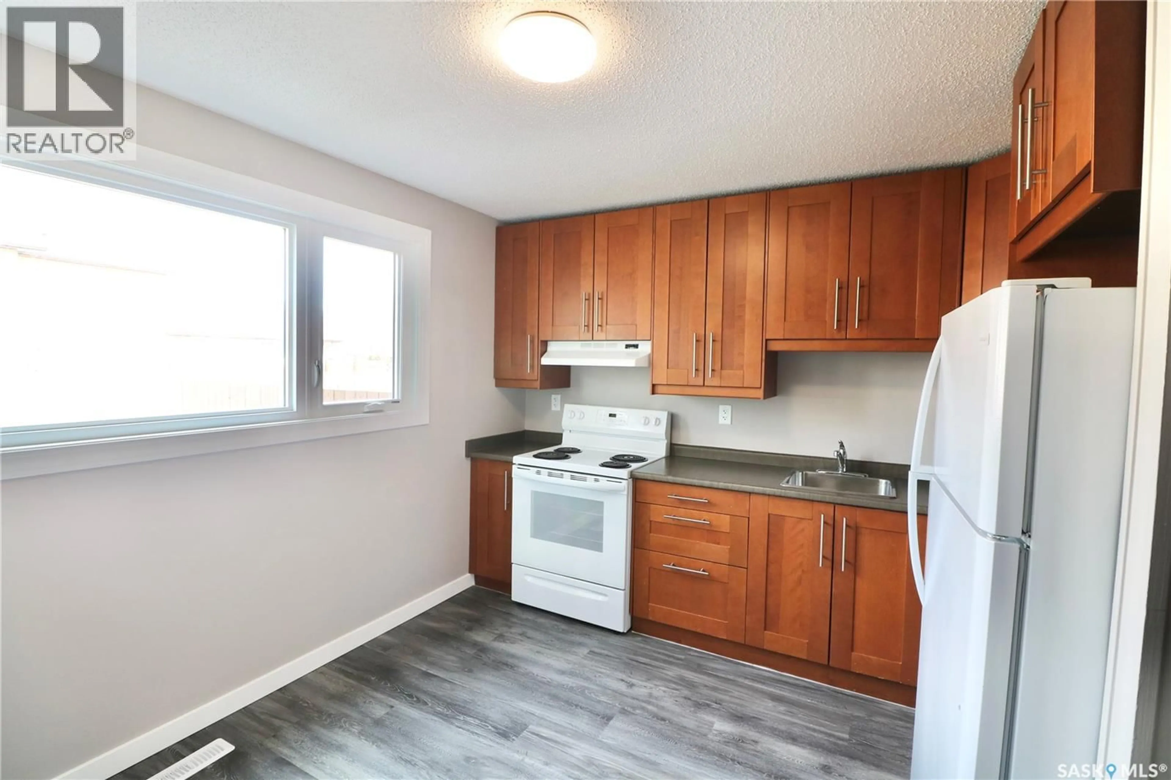 Standard kitchen, wood/laminate floor for 86 MACKENZIE MEWS, Regina Saskatchewan S4N5N2