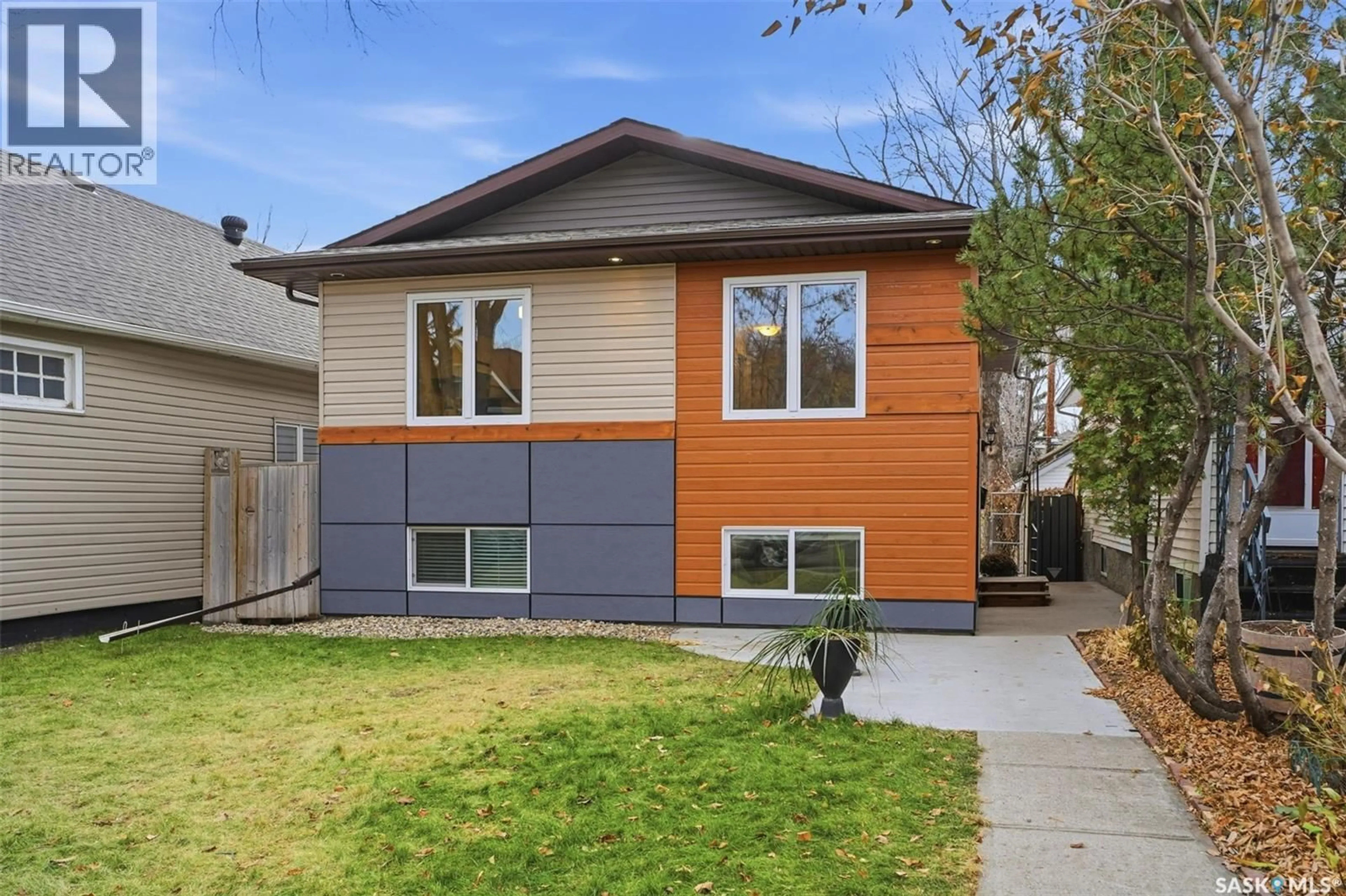 Home with vinyl exterior material, street for 215 28TH STREET, Saskatoon Saskatchewan S7L0K4