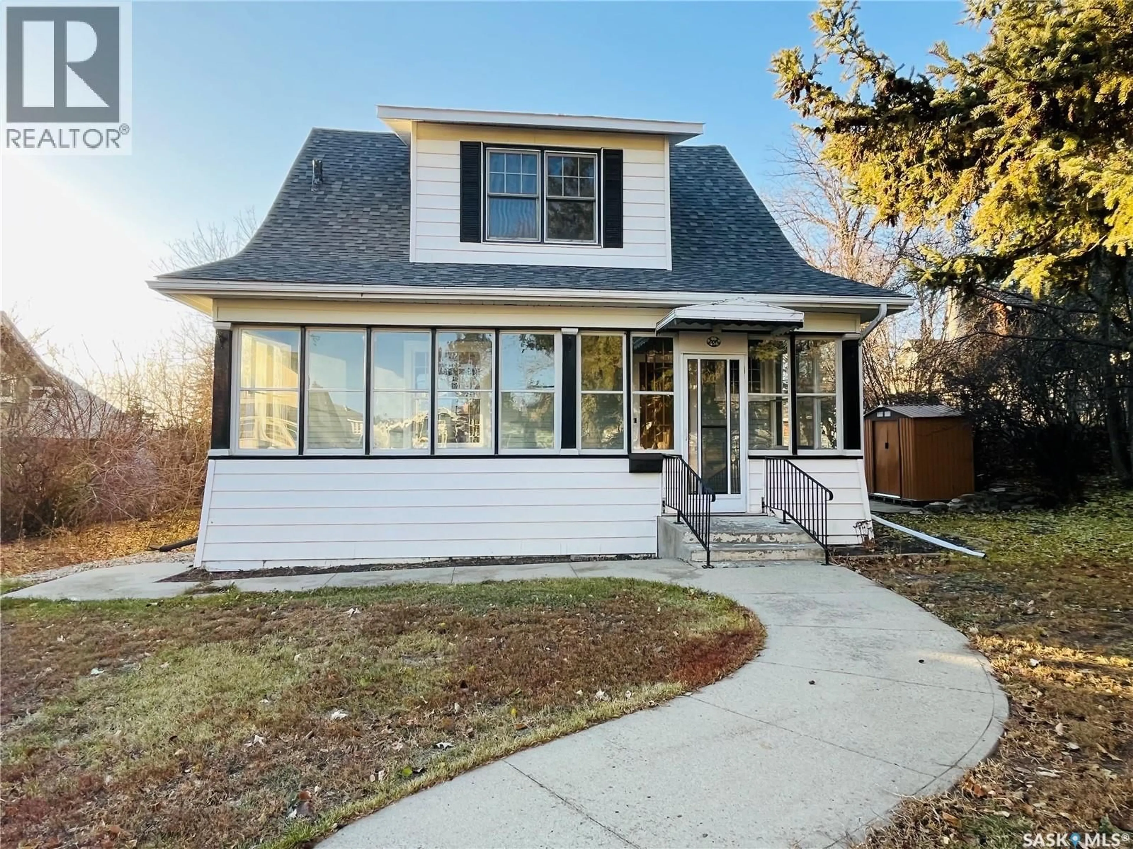 Home with vinyl exterior material, street for 456 3RD AVENUE, Swift Current Saskatchewan S9H2H2