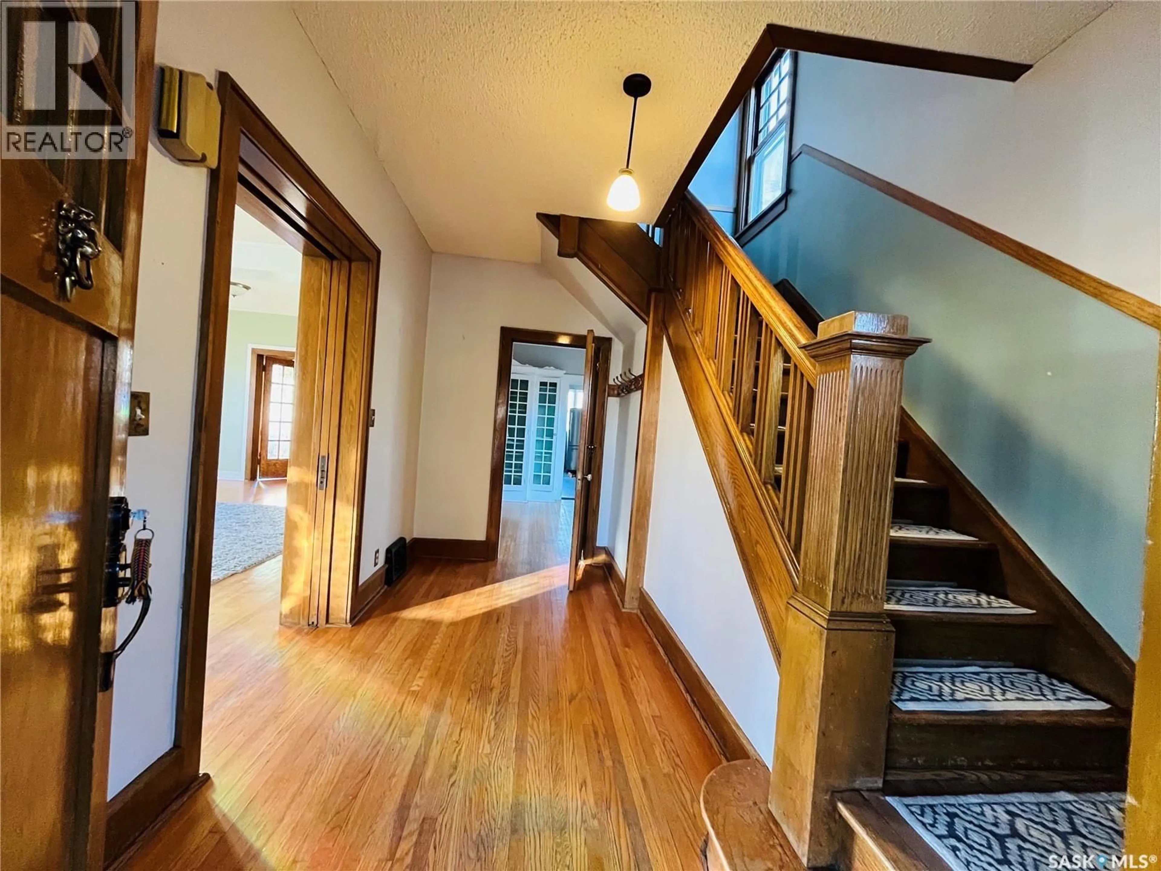 Indoor foyer for 456 3RD AVENUE, Swift Current Saskatchewan S9H2H2