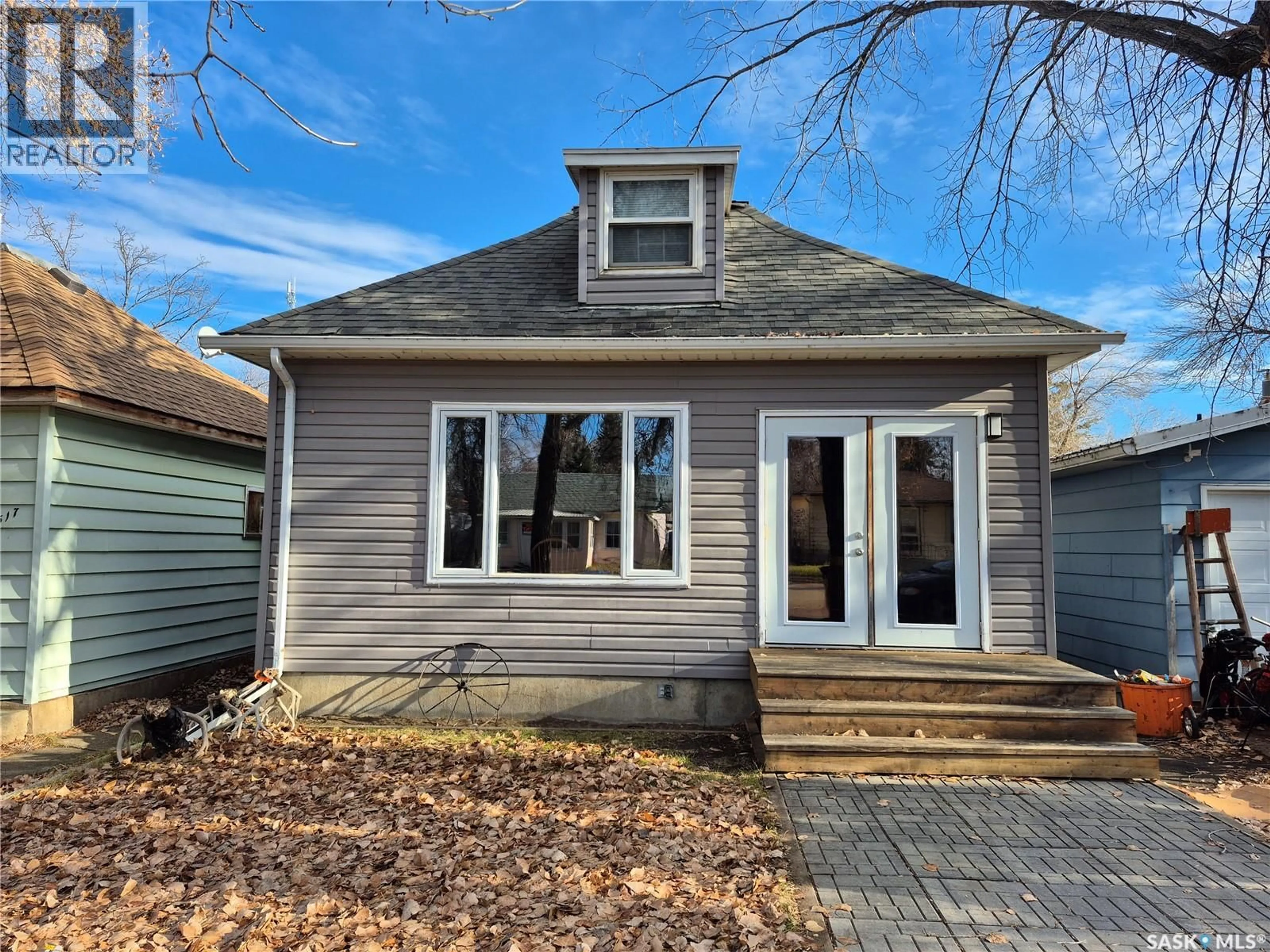 Home with vinyl exterior material, street for 515 BECKWELL AVENUE, Radville Saskatchewan S0C2G0