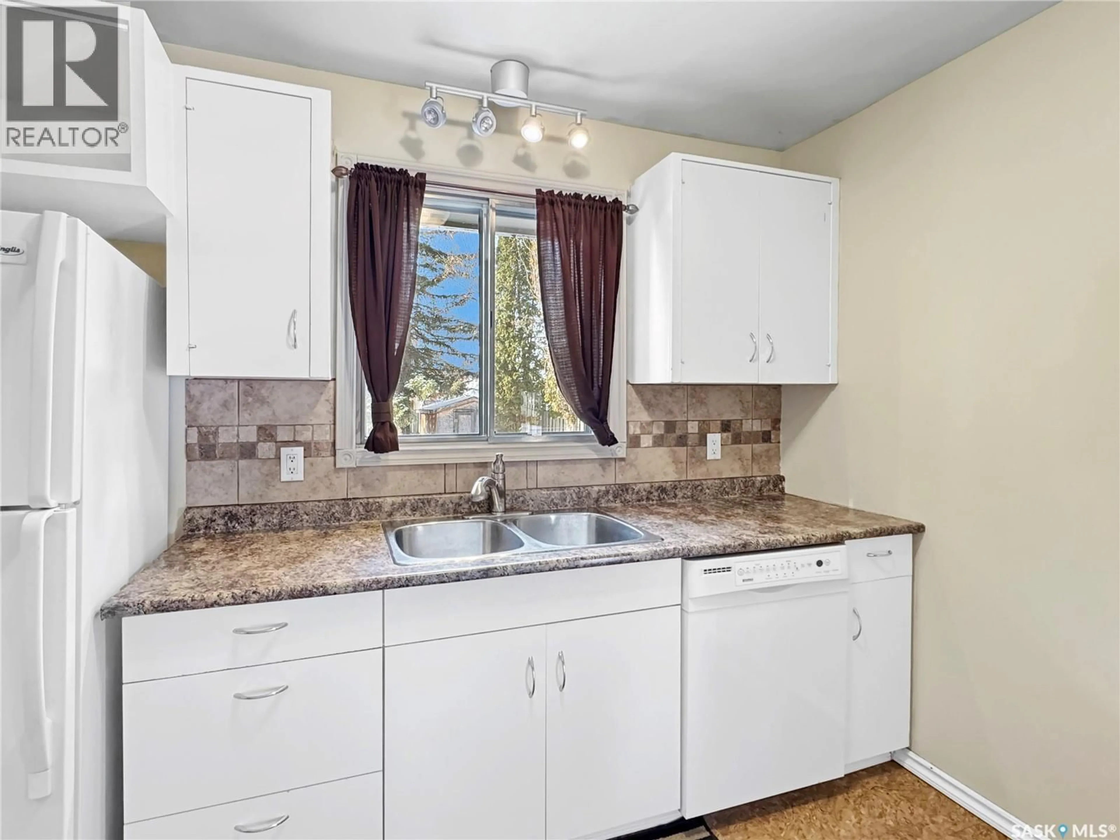 Standard kitchen, unknown for 1871 91ST STREET, North Battleford Saskatchewan S9A0A6