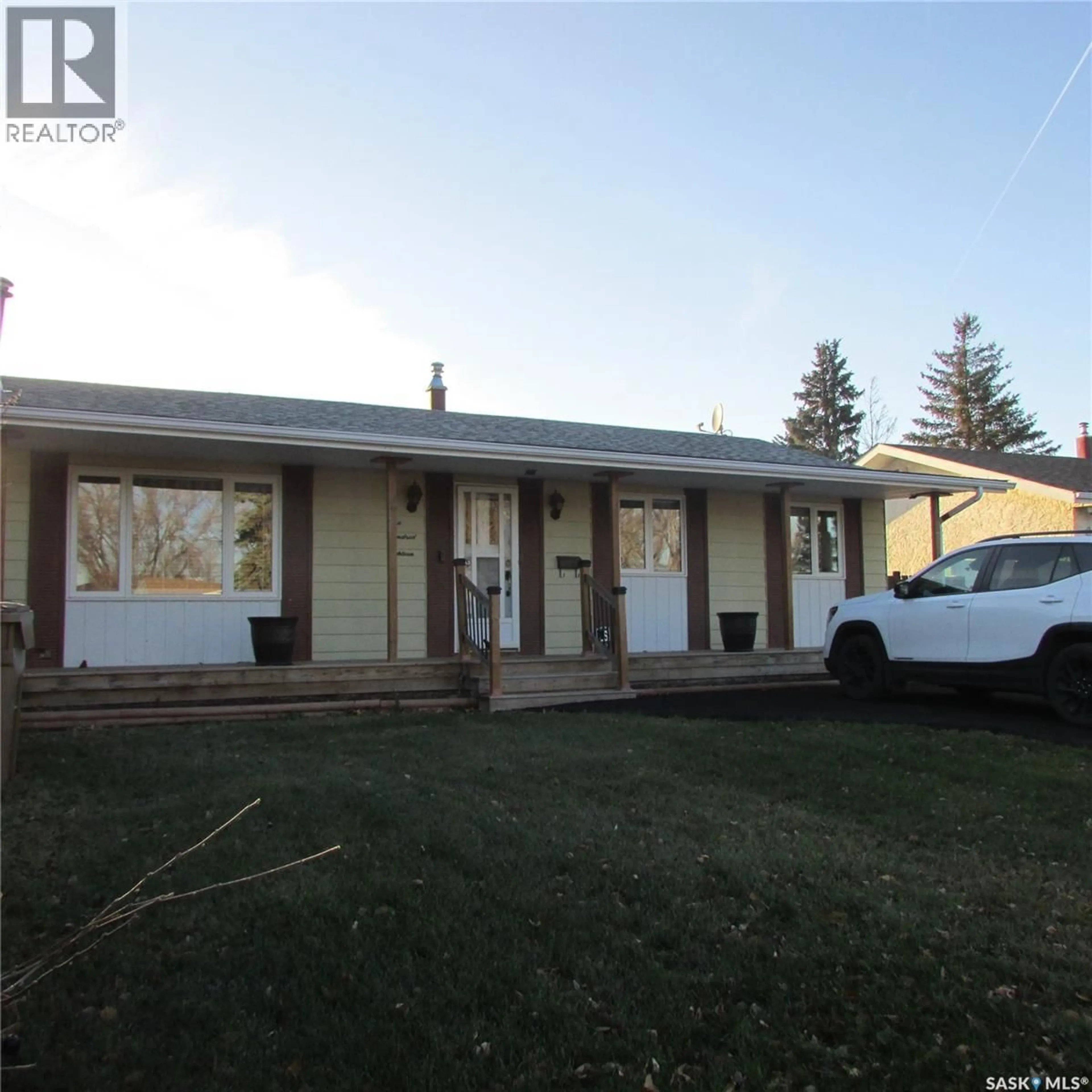 A pic from outside/outdoor area/front of a property/back of a property/a pic from drone, street for 118 MCSHERRY CRESCENT, Regina Saskatchewan S4T7B8