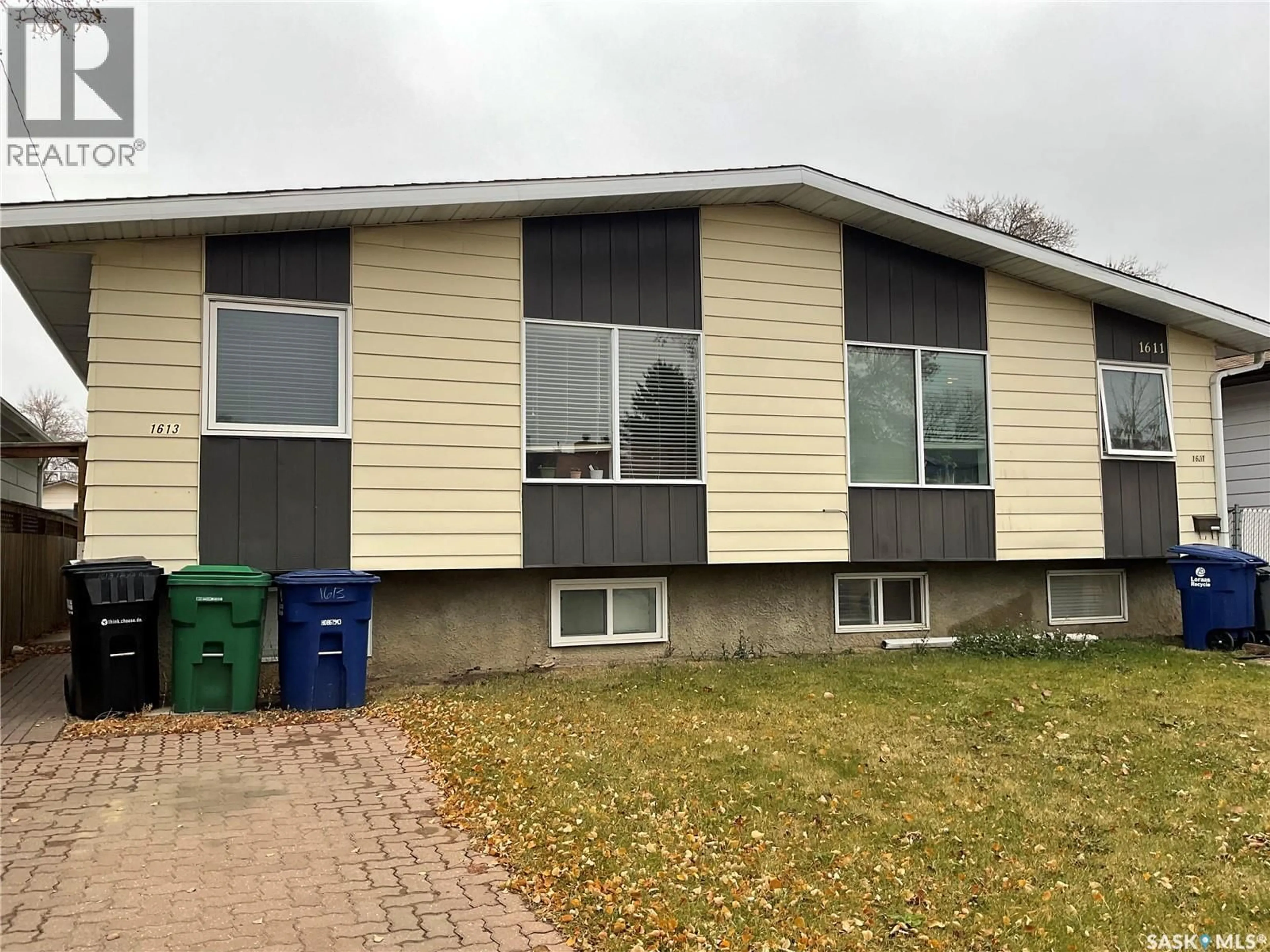 Home with vinyl exterior material, building for 1613 - 1611 LAURA AVENUE, Saskatoon Saskatchewan S7N2T2