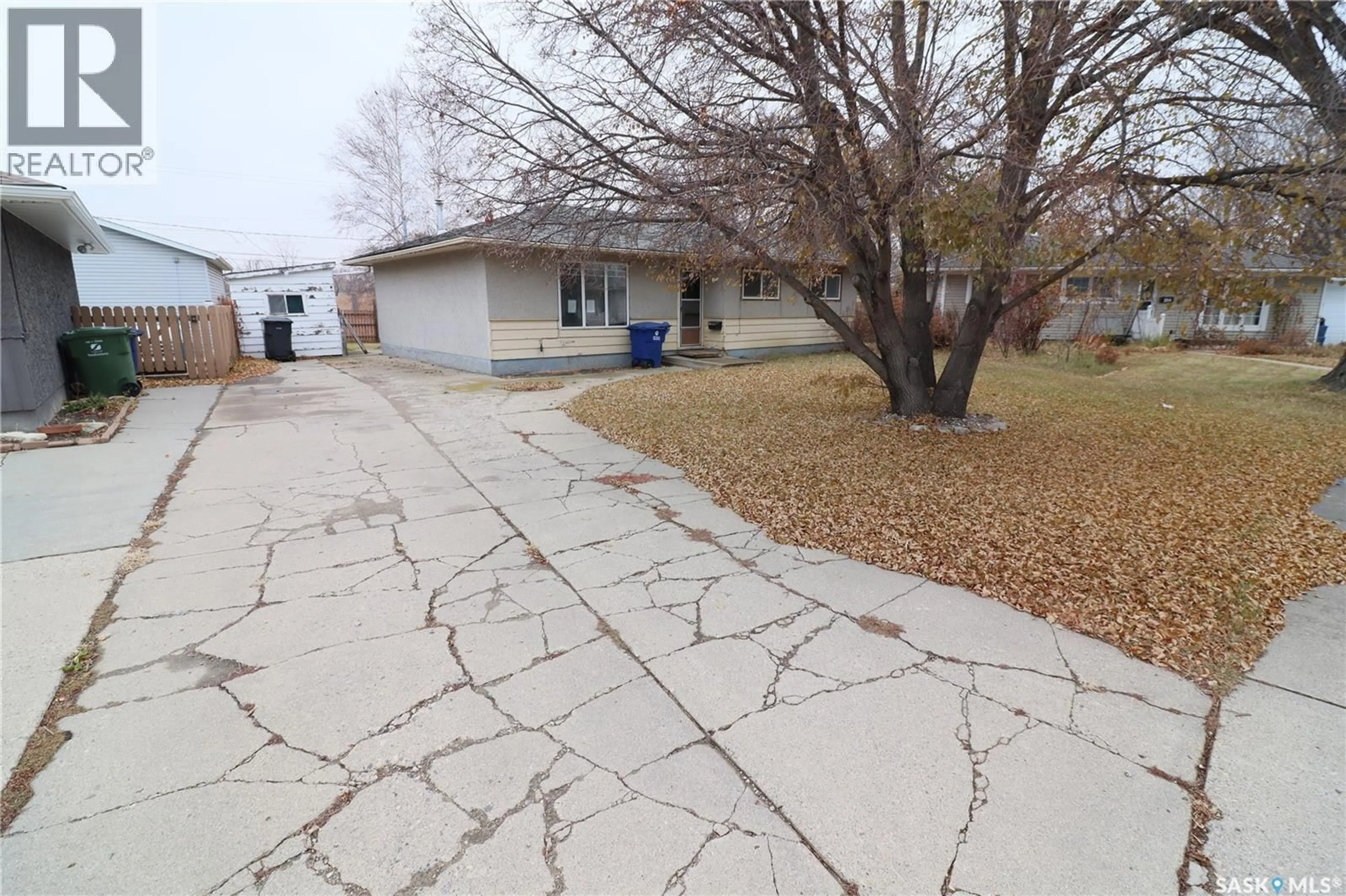 A pic from outside/outdoor area/front of a property/back of a property/a pic from drone, street for 2516 TOMLINSON CRESCENT, Saskatoon Saskatchewan S7L3N2