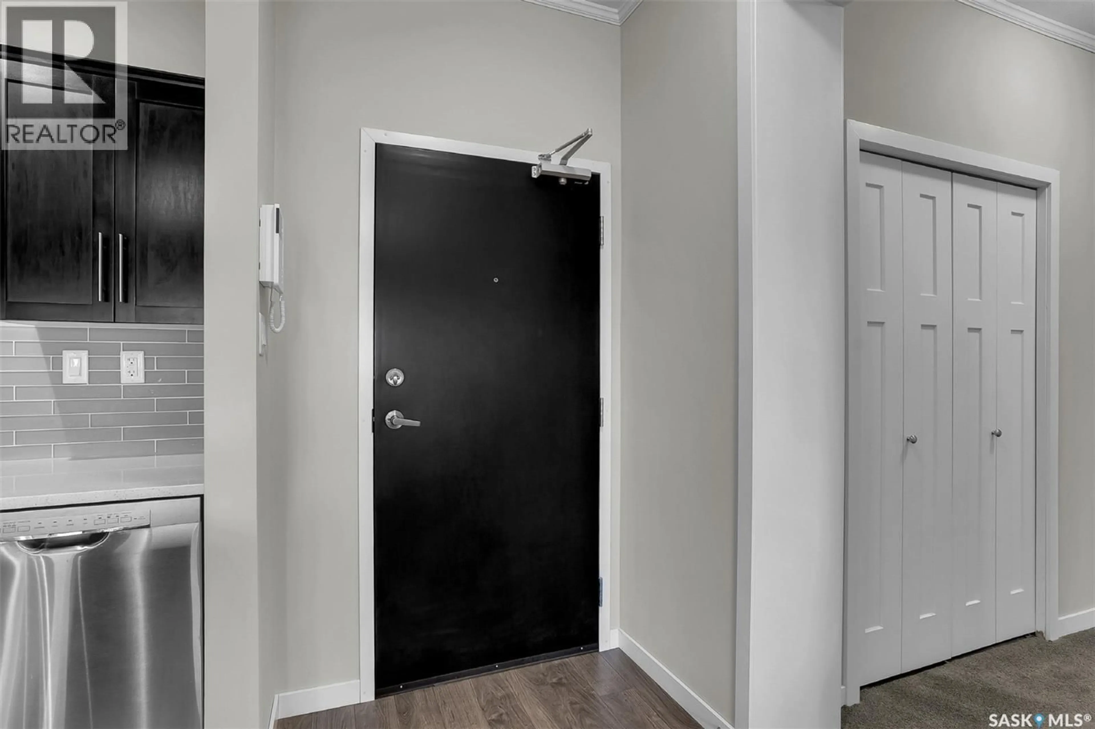 Indoor entryway for 216 - 545 HASSARD CLOSE, Saskatoon Saskatchewan S7L6V3