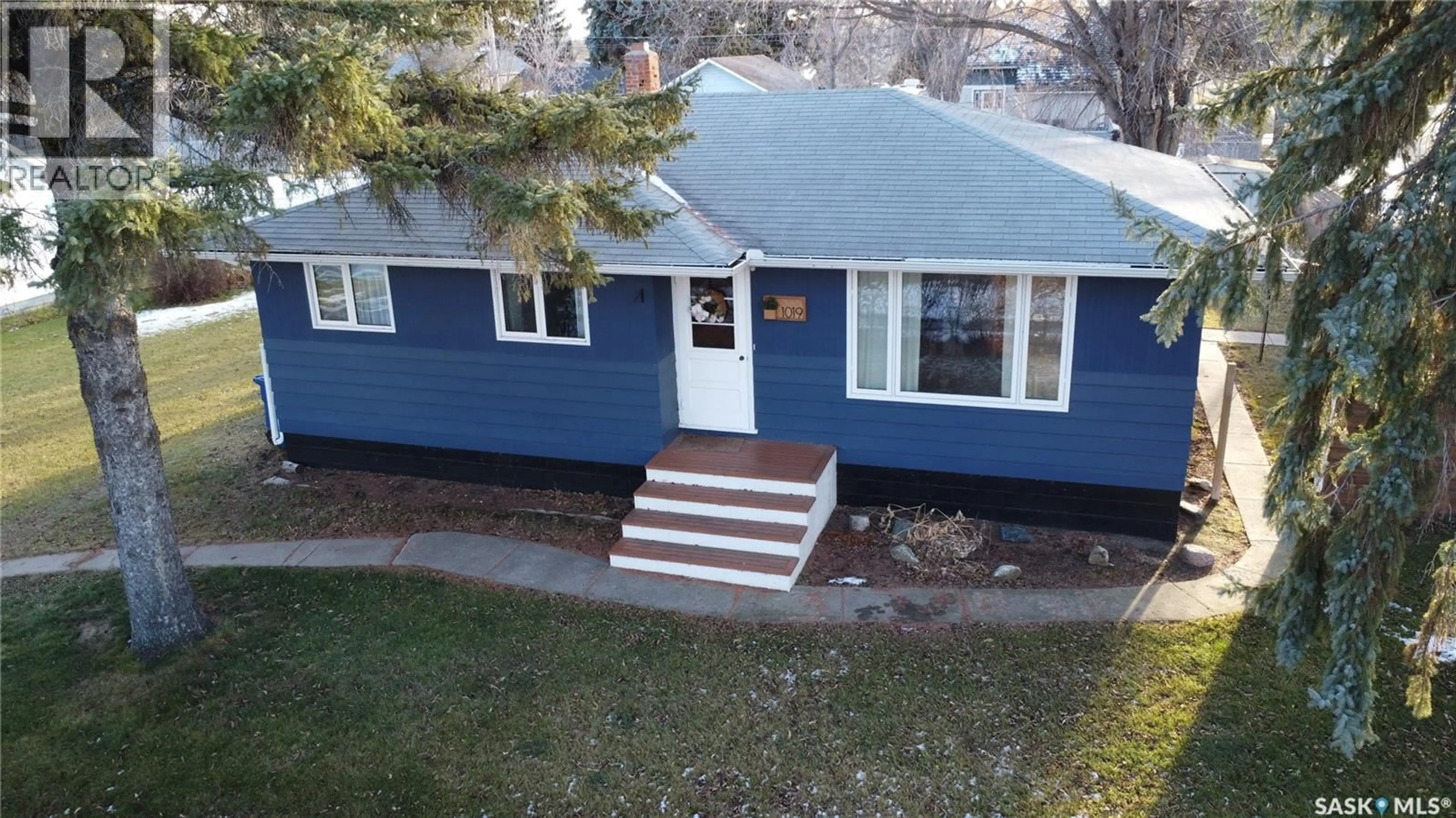 A pic from outside/outdoor area/front of a property/back of a property/a pic from drone, street for 1019 8TH STREET, Rosthern Saskatchewan S0K3R0