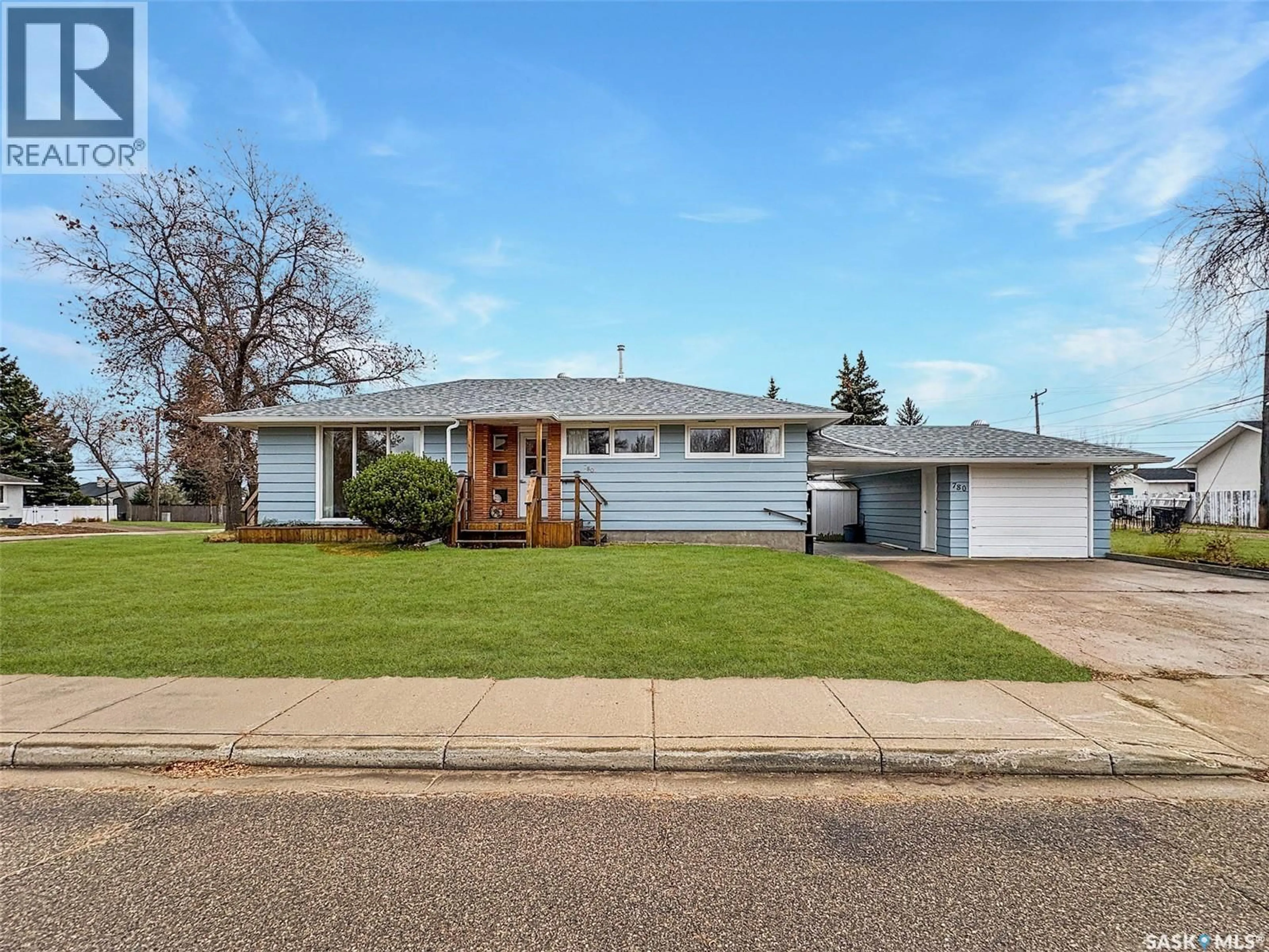 Home with vinyl exterior material, street for 780 8TH AVENUE, Swift Current Saskatchewan S9H2R5