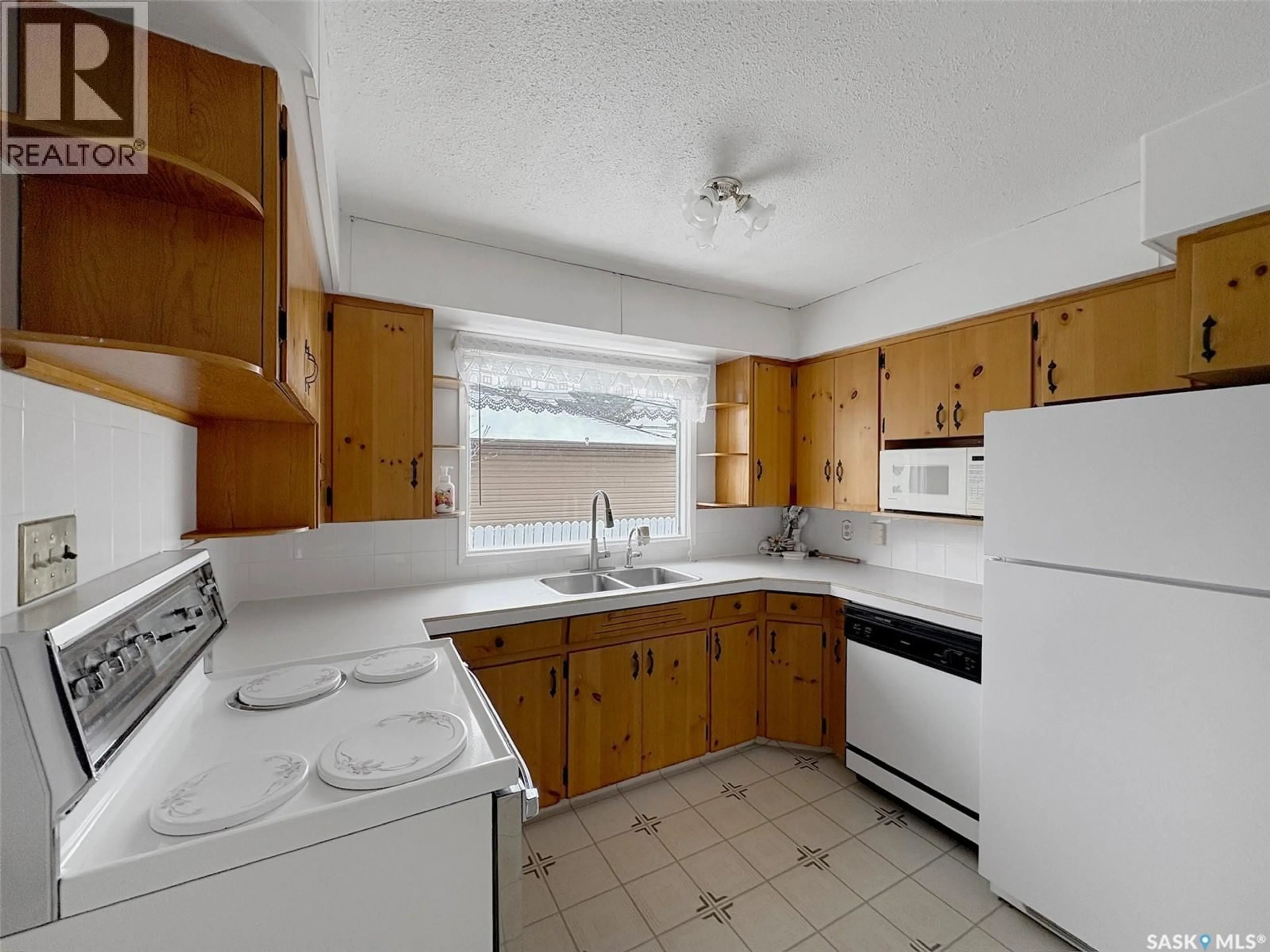 Standard kitchen, unknown for 780 8TH AVENUE, Swift Current Saskatchewan S9H2R5