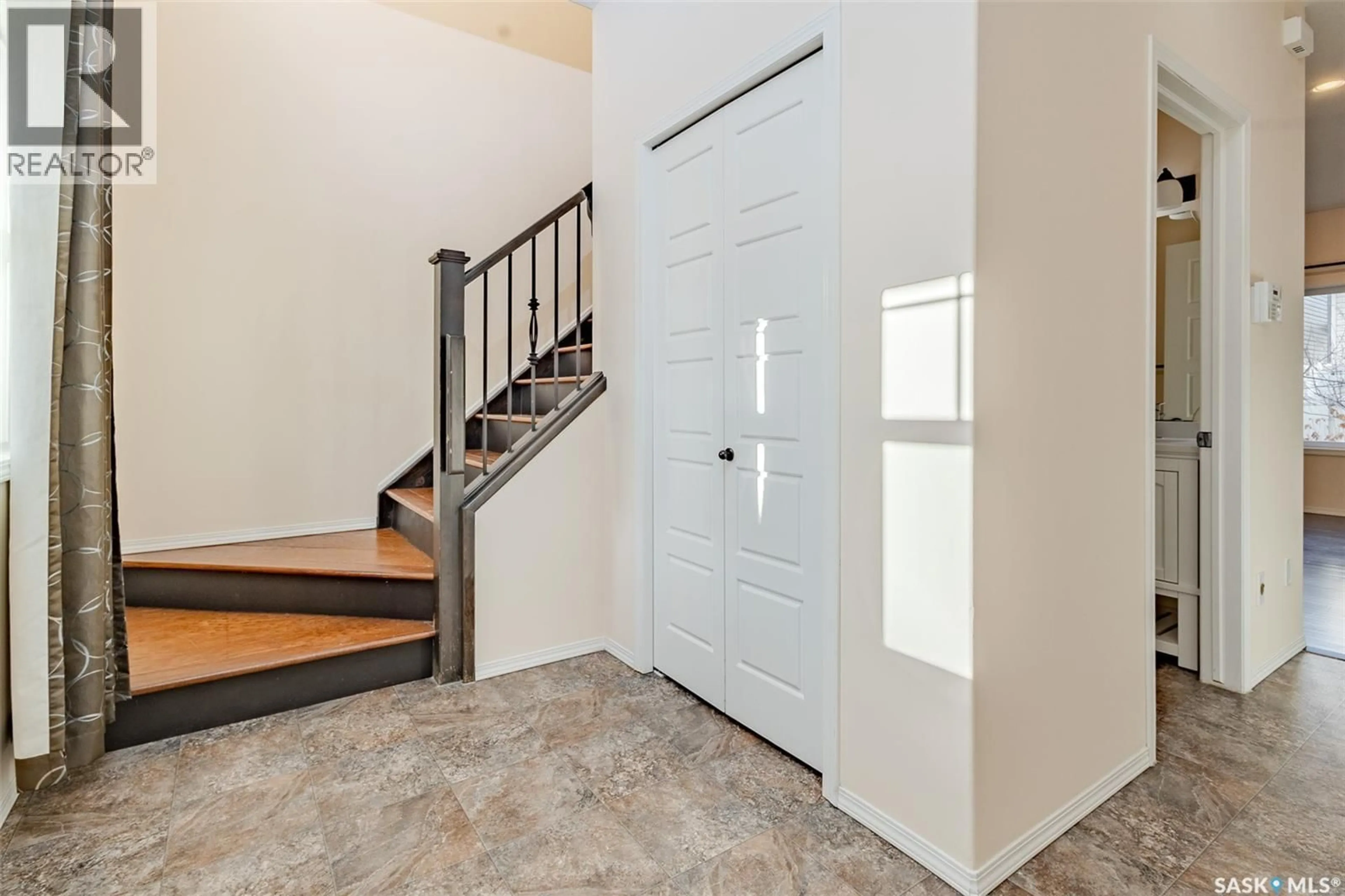 Indoor entryway for 724 150 LANGLOIS WAY, Saskatoon Saskatchewan S7T0L4