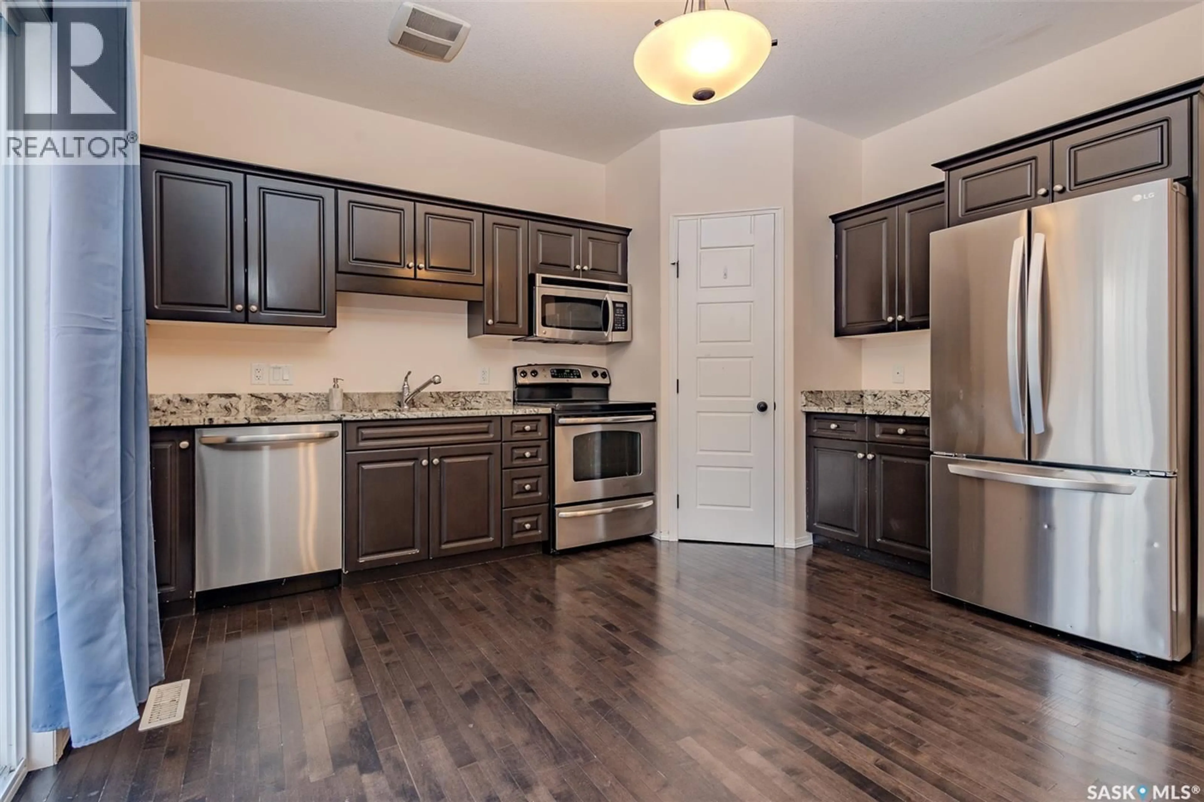 Standard kitchen, unknown for 724 150 LANGLOIS WAY, Saskatoon Saskatchewan S7T0L4