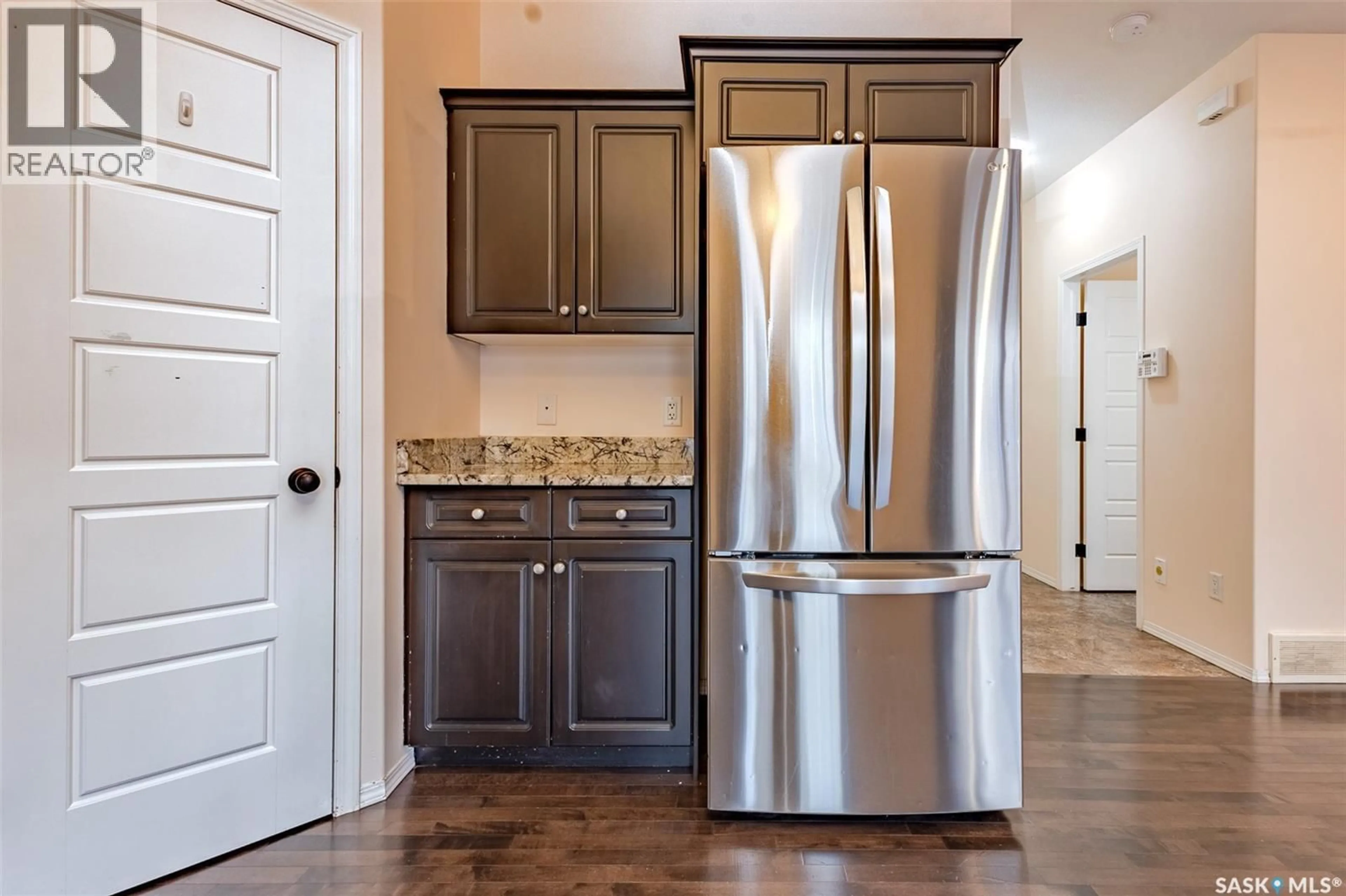 Standard kitchen, ceramic/tile floor for 724 150 LANGLOIS WAY, Saskatoon Saskatchewan S7T0L4