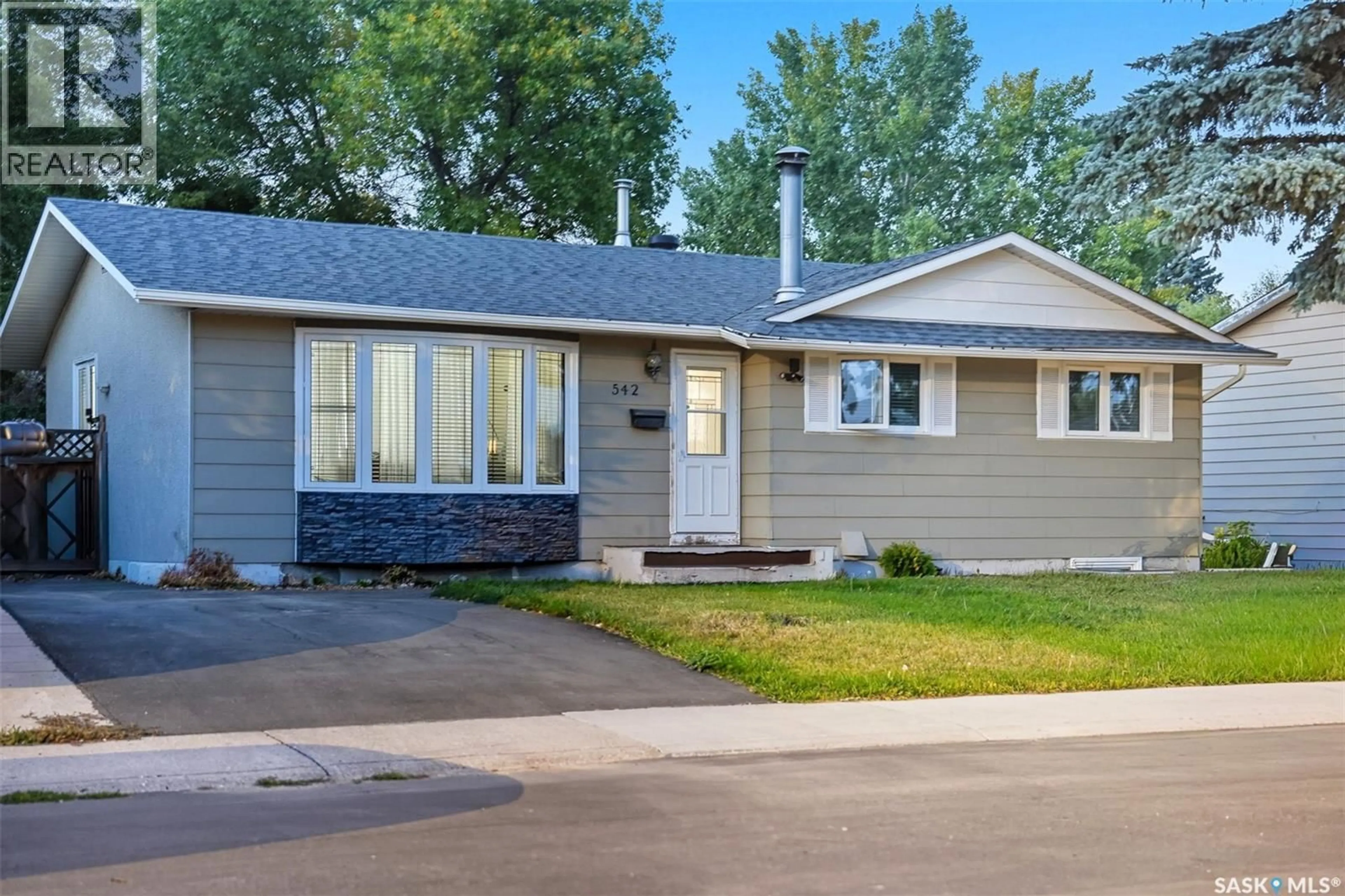 Home with vinyl exterior material, street for 542 FISHER CRESCENT, Saskatoon Saskatchewan S7L5S5