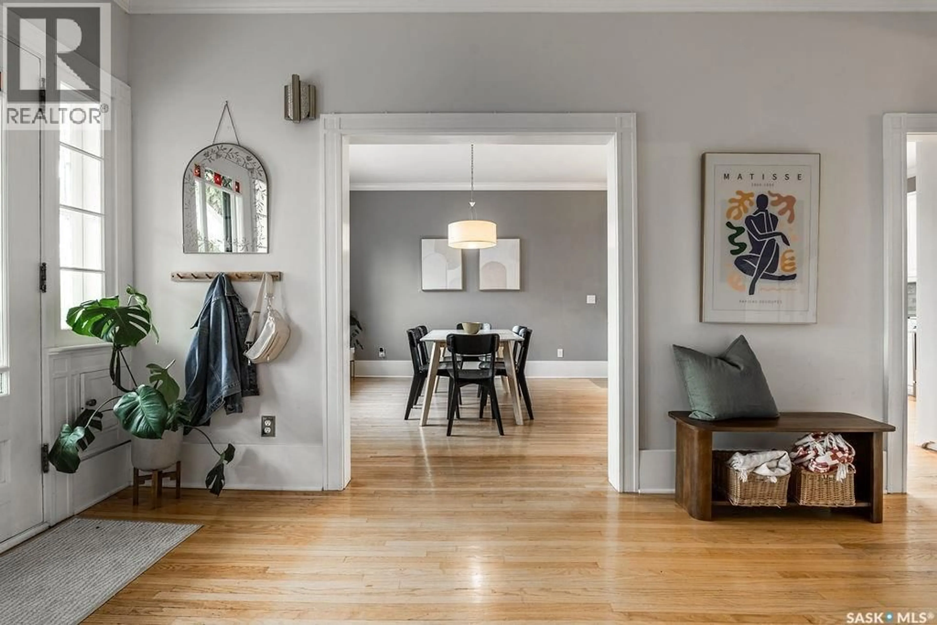 Indoor entryway for 902 32ND STREET, Saskatoon Saskatchewan S7L0T7