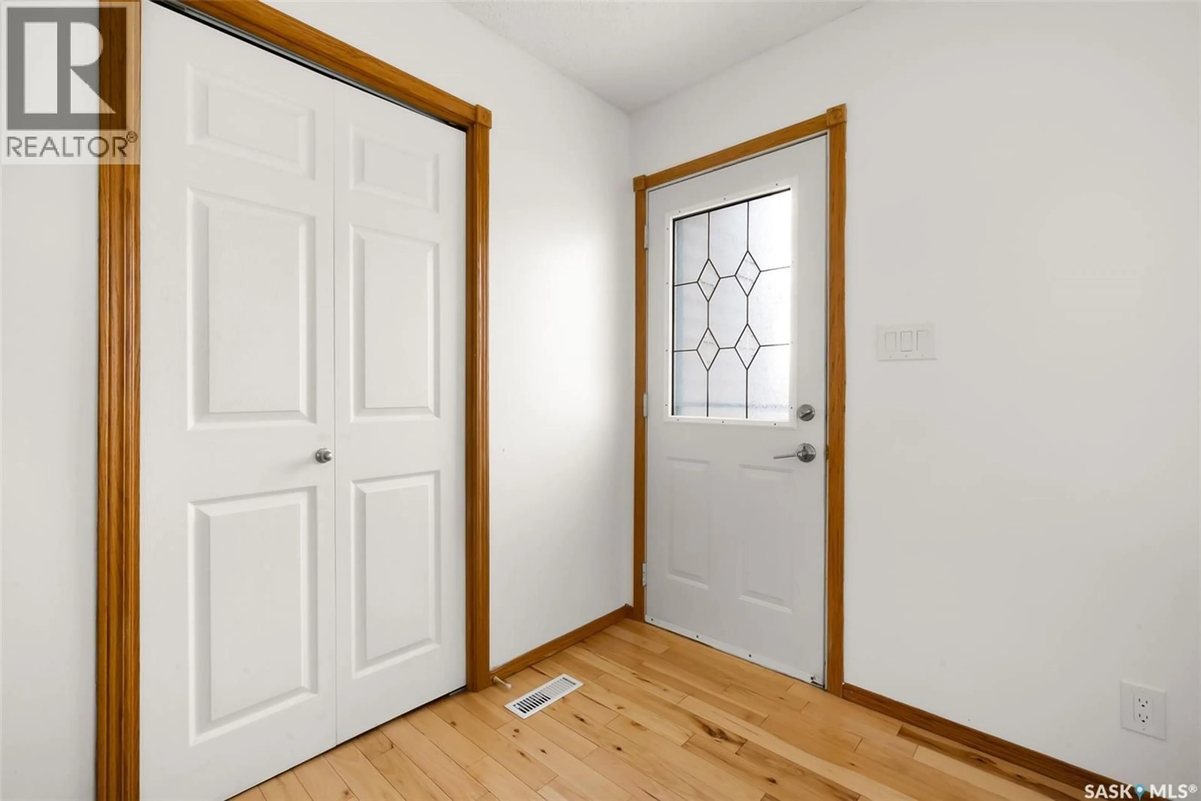 Indoor entryway for 549 DALGLIESH DRIVE, Regina Saskatchewan S4R6H6