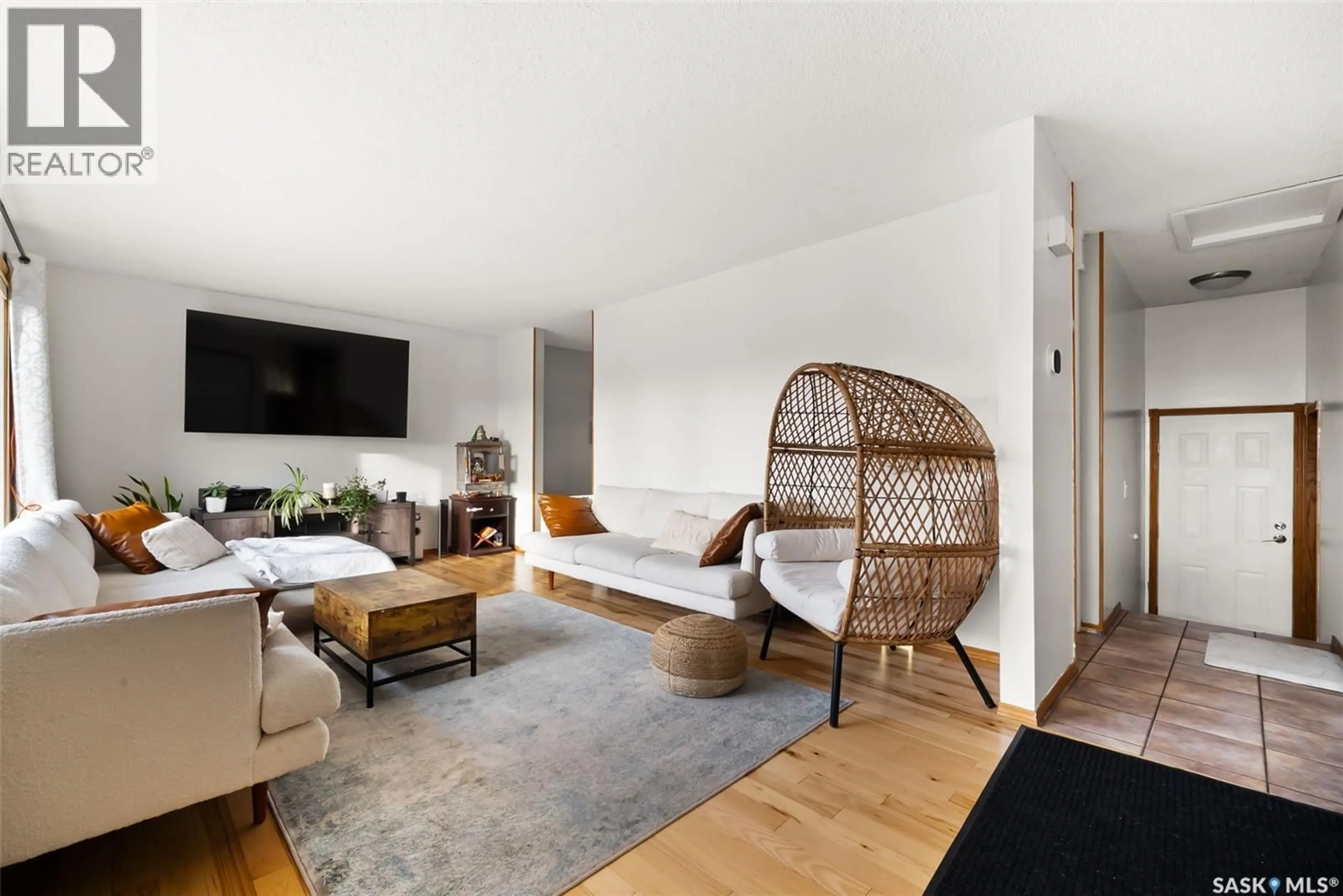 Living room with furniture, wood/laminate floor for 549 DALGLIESH DRIVE, Regina Saskatchewan S4R6H6