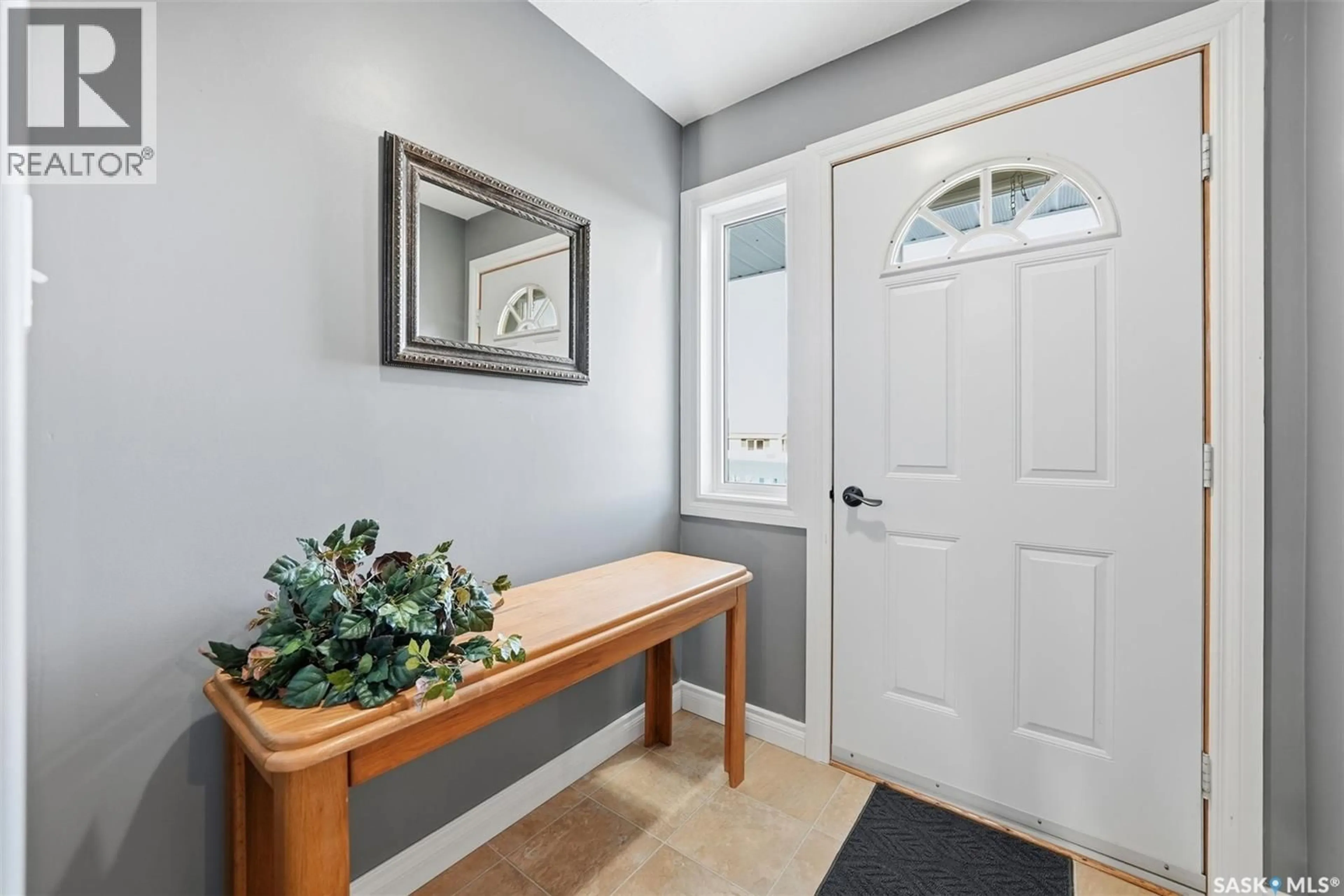 Indoor entryway for 104-108 LAKEVIEW AVENUE, Manitou Beach Saskatchewan S0K4T1
