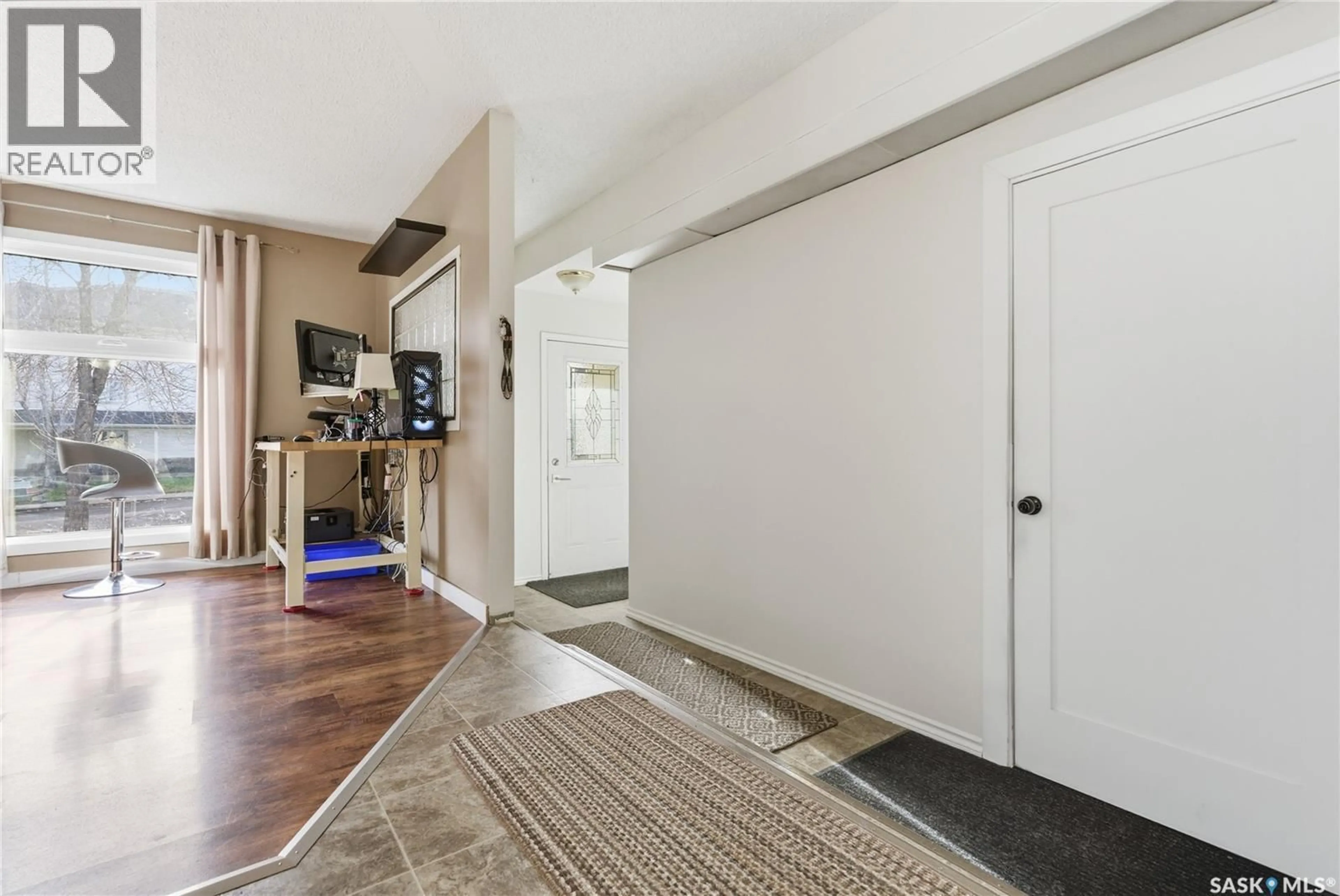Indoor entryway for 314 PINEHOUSE DRIVE, Saskatoon Saskatchewan S7K4R1