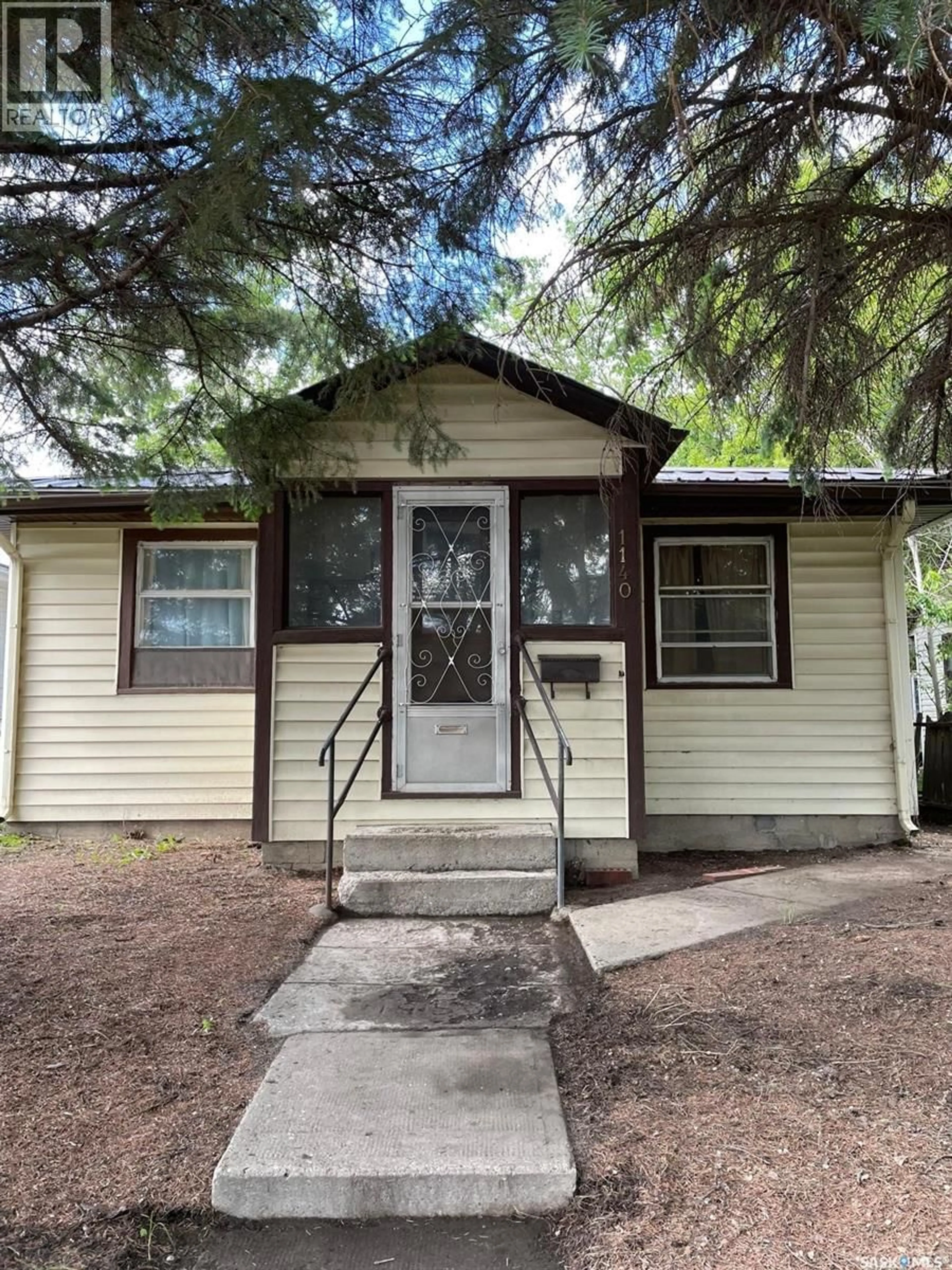 Home with vinyl exterior material, street for 1140 COTEAU STREET, Moose Jaw Saskatchewan S6H5G6