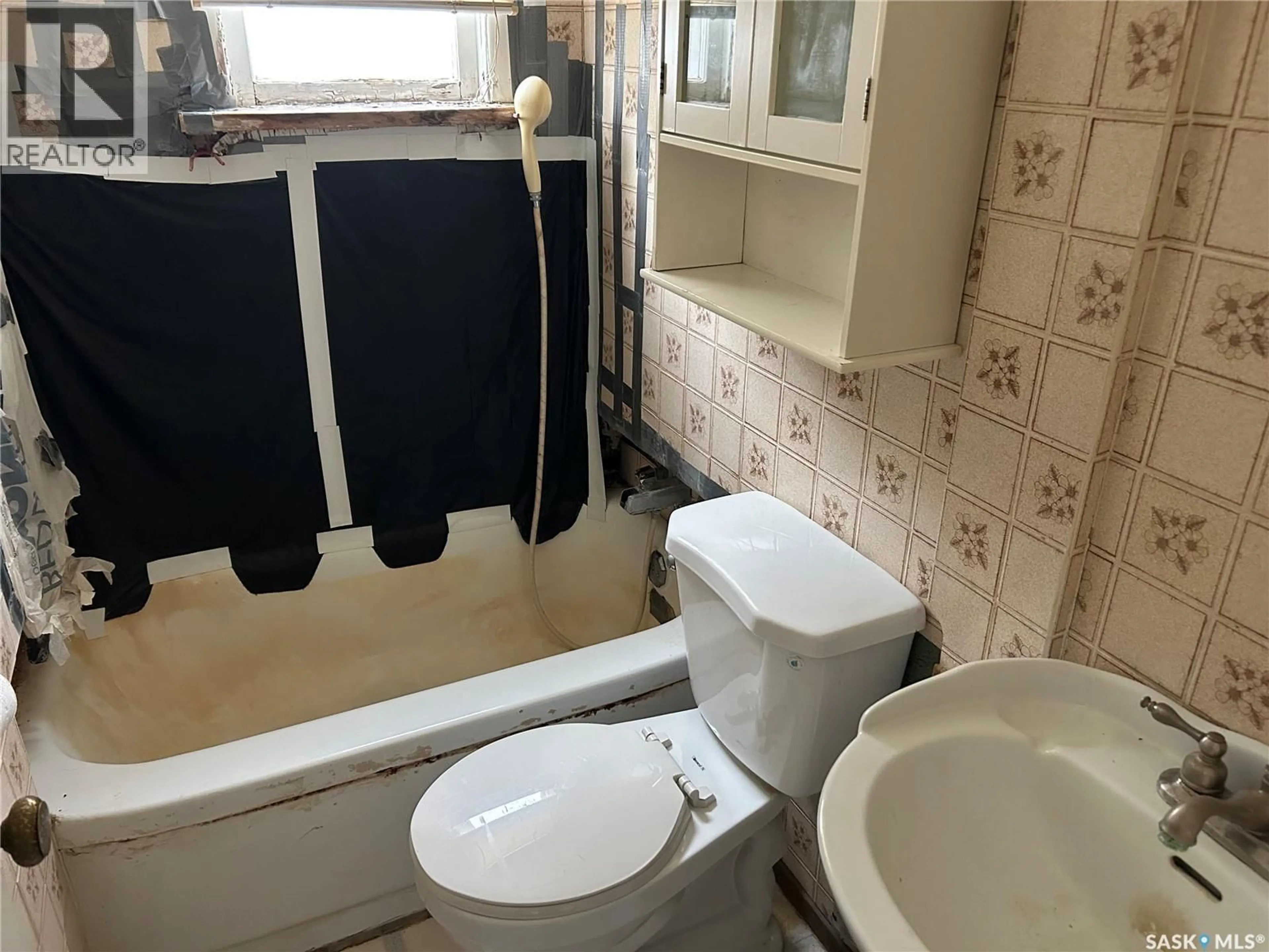 Standard bathroom, floor is not visible for 1010 COTEAU STREET, Moose Jaw Saskatchewan S6H5G4