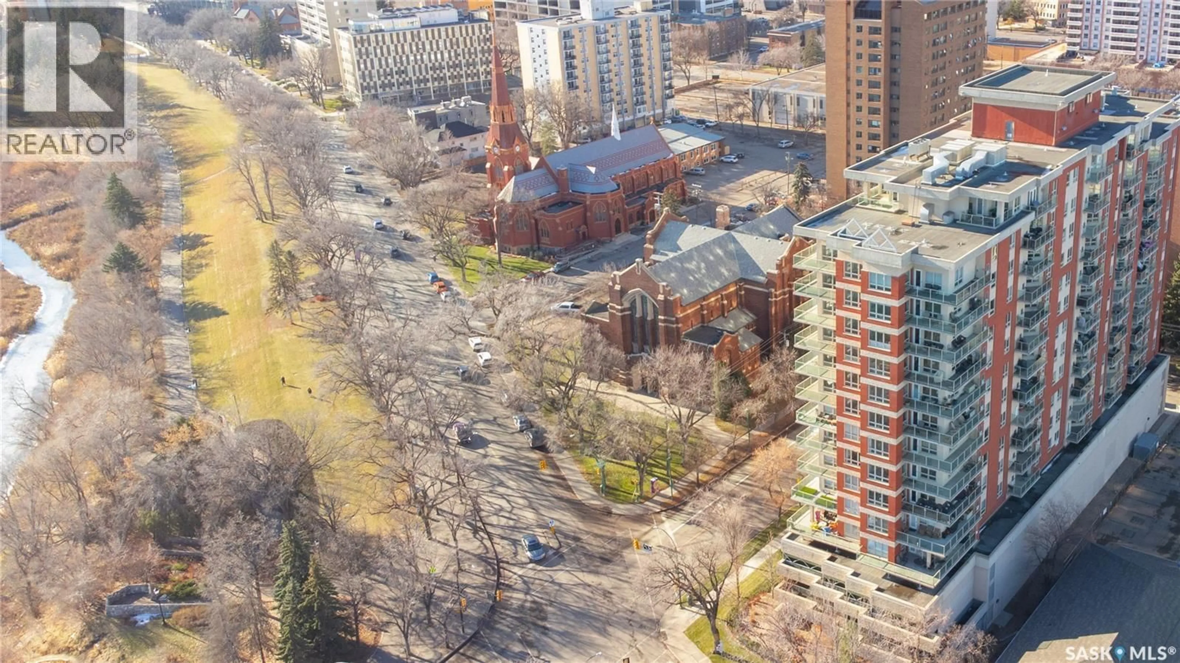 A pic from outside/outdoor area/front of a property/back of a property/a pic from drone, city buildings view from balcony for 402 - 902 SPADINA CRESCENT, Saskatoon Saskatchewan S7K0G8