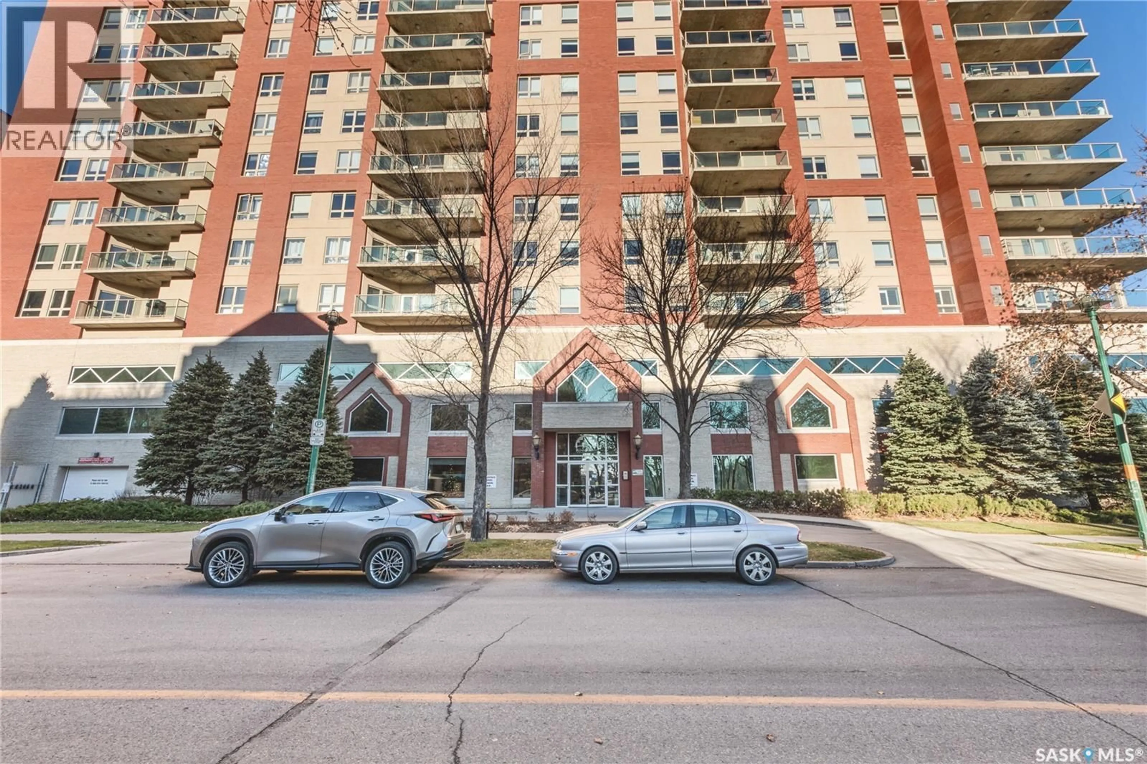 Indoor foyer for 402 - 902 SPADINA CRESCENT, Saskatoon Saskatchewan S7K0G8
