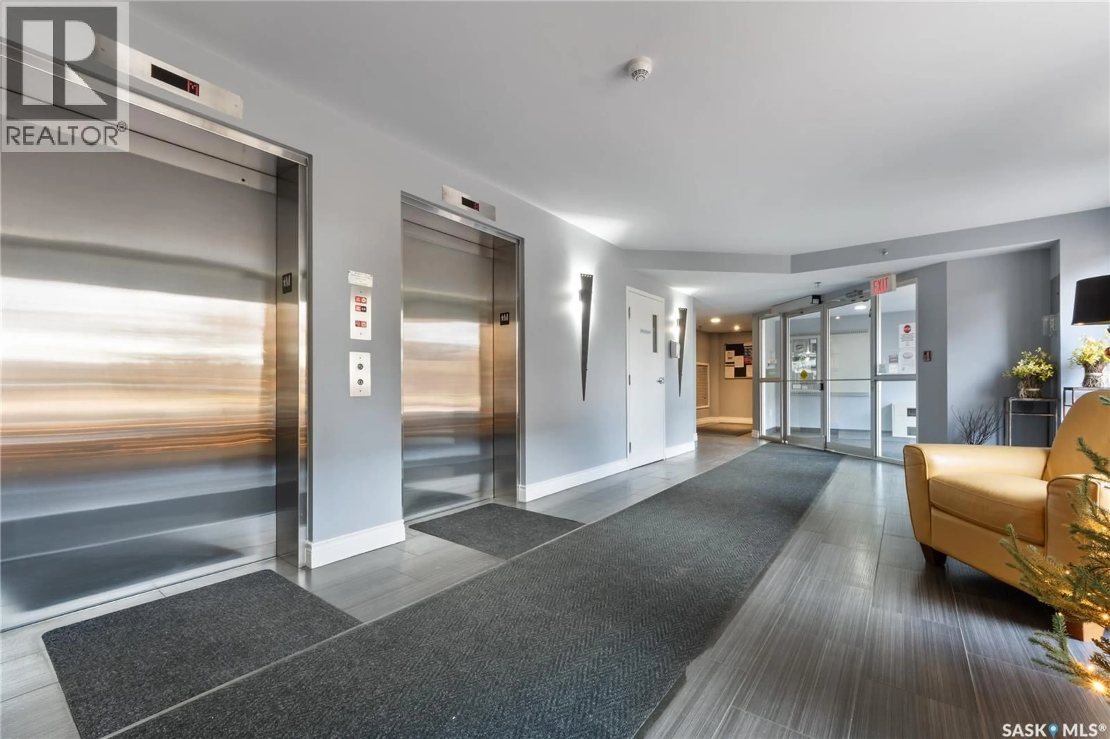 Indoor foyer for 402 - 902 SPADINA CRESCENT, Saskatoon Saskatchewan S7K0G8