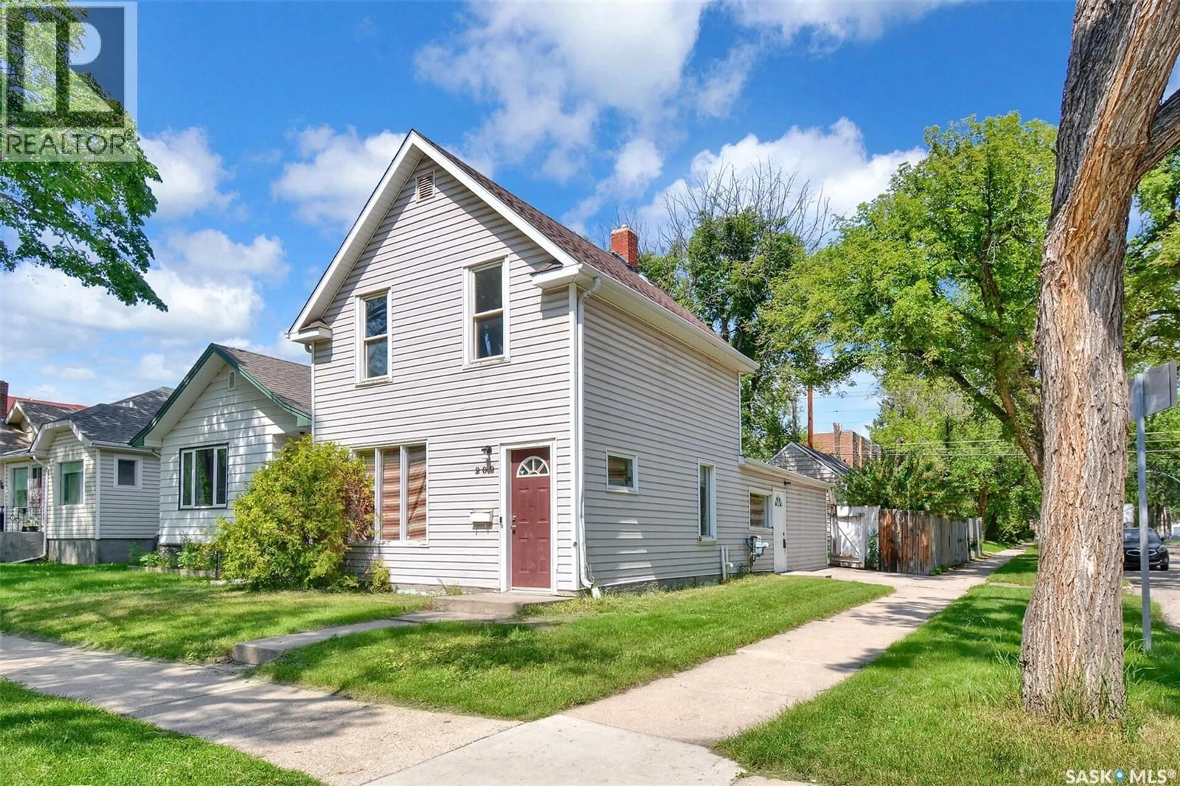 Home with vinyl exterior material, street for 202 32ND STREET, Saskatoon Saskatchewan S7L0S4