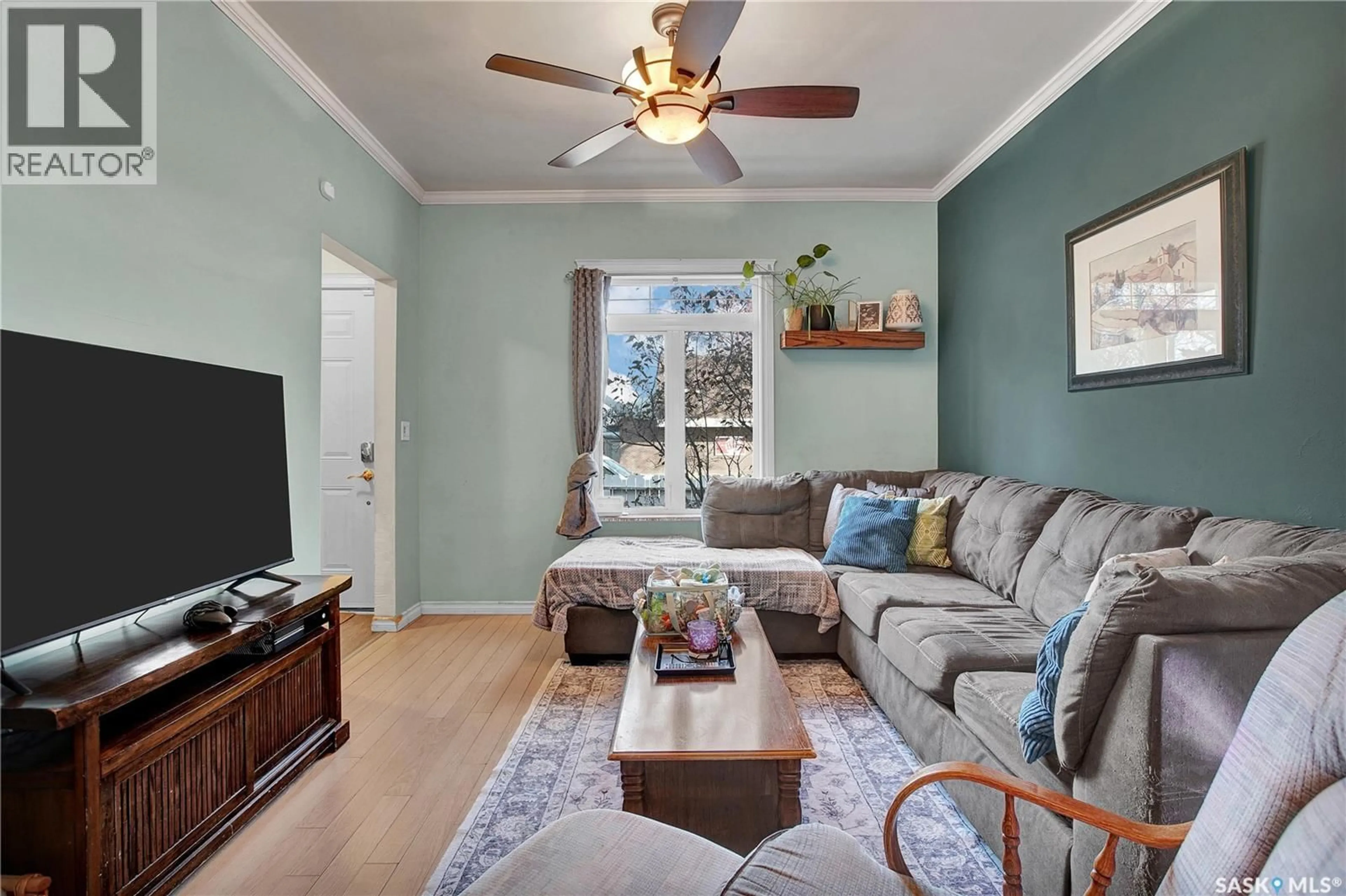 Living room with furniture, wood/laminate floor for 421 H AVENUE, Saskatoon Saskatchewan S7L2C1