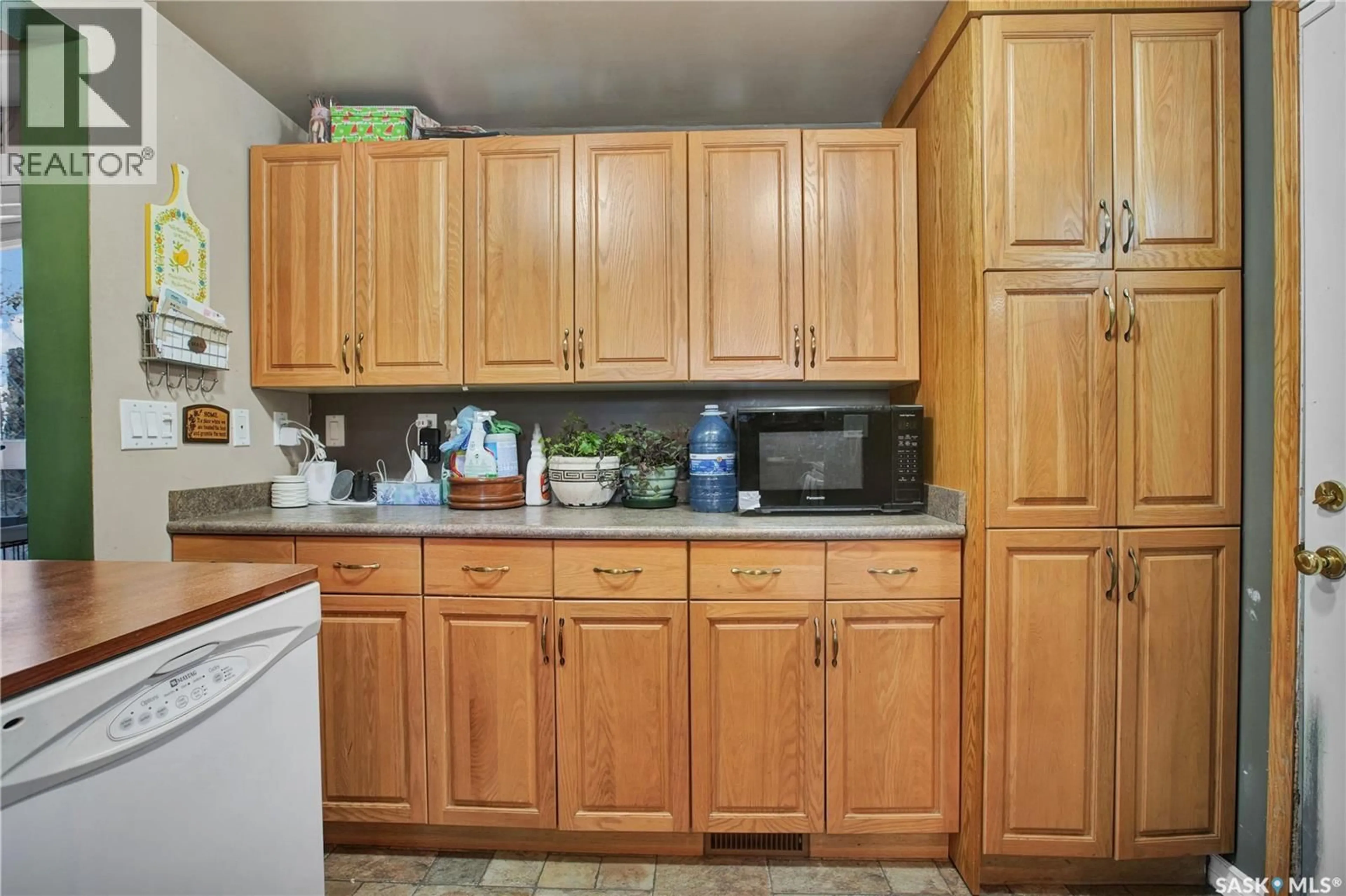 Standard kitchen, unknown for 421 H AVENUE, Saskatoon Saskatchewan S7L2C1