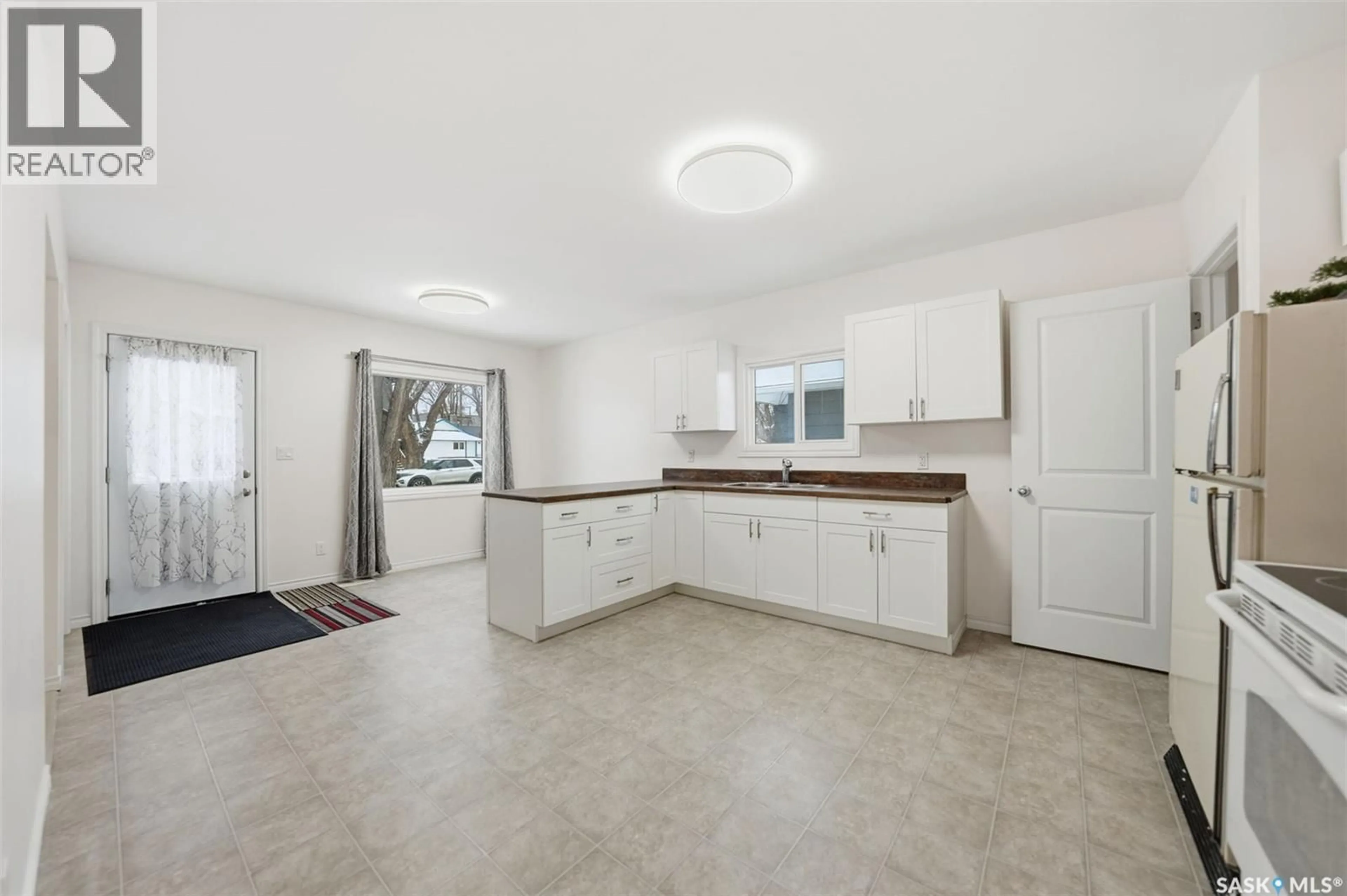 Open concept kitchen, ceramic/tile floor for 1211 D AVENUE, Saskatoon Saskatchewan S7L1N9