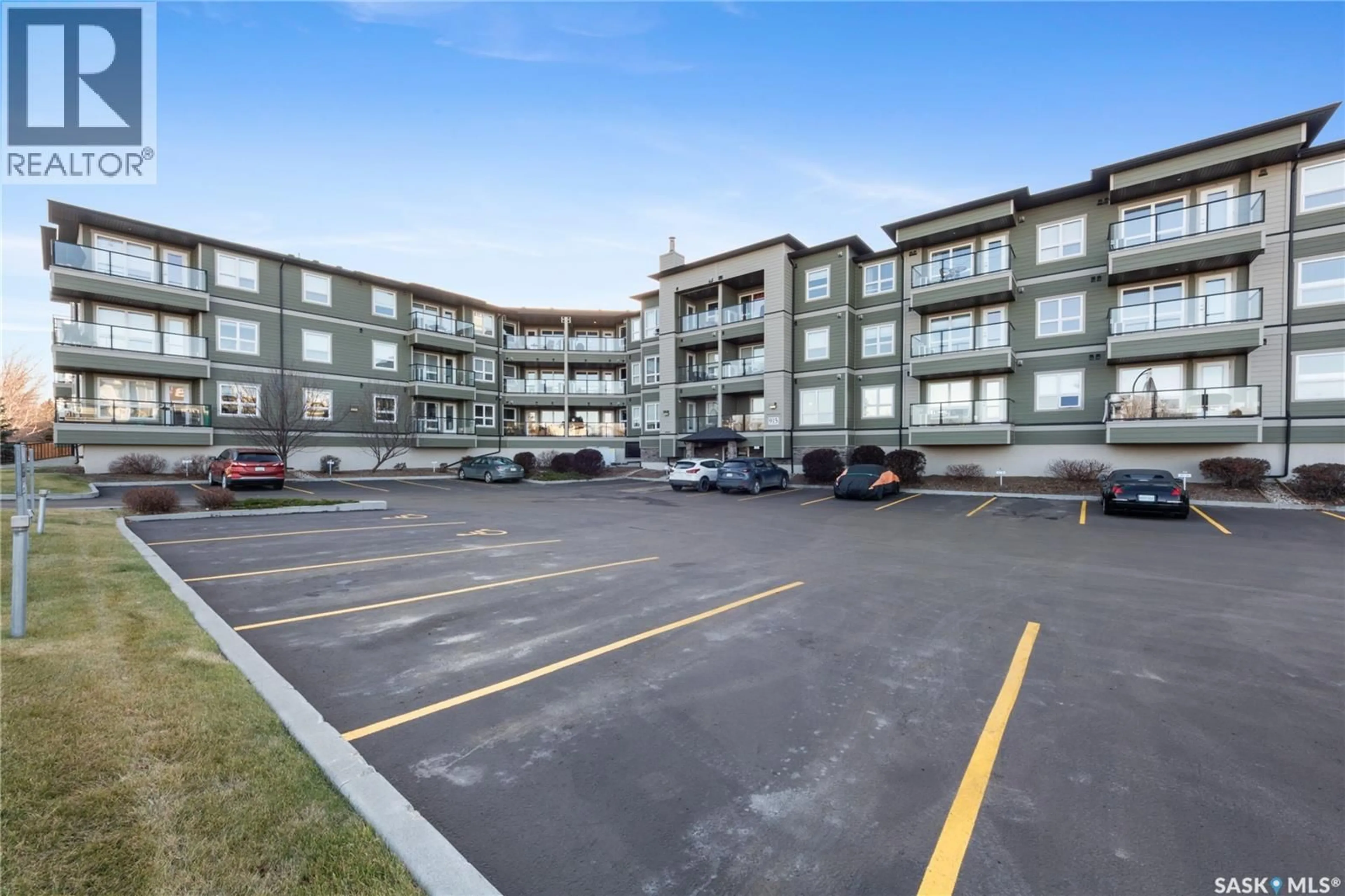 Patio, building for 915 - 310 KRISTJANSON ROAD, Saskatoon Saskatchewan S7S0B1