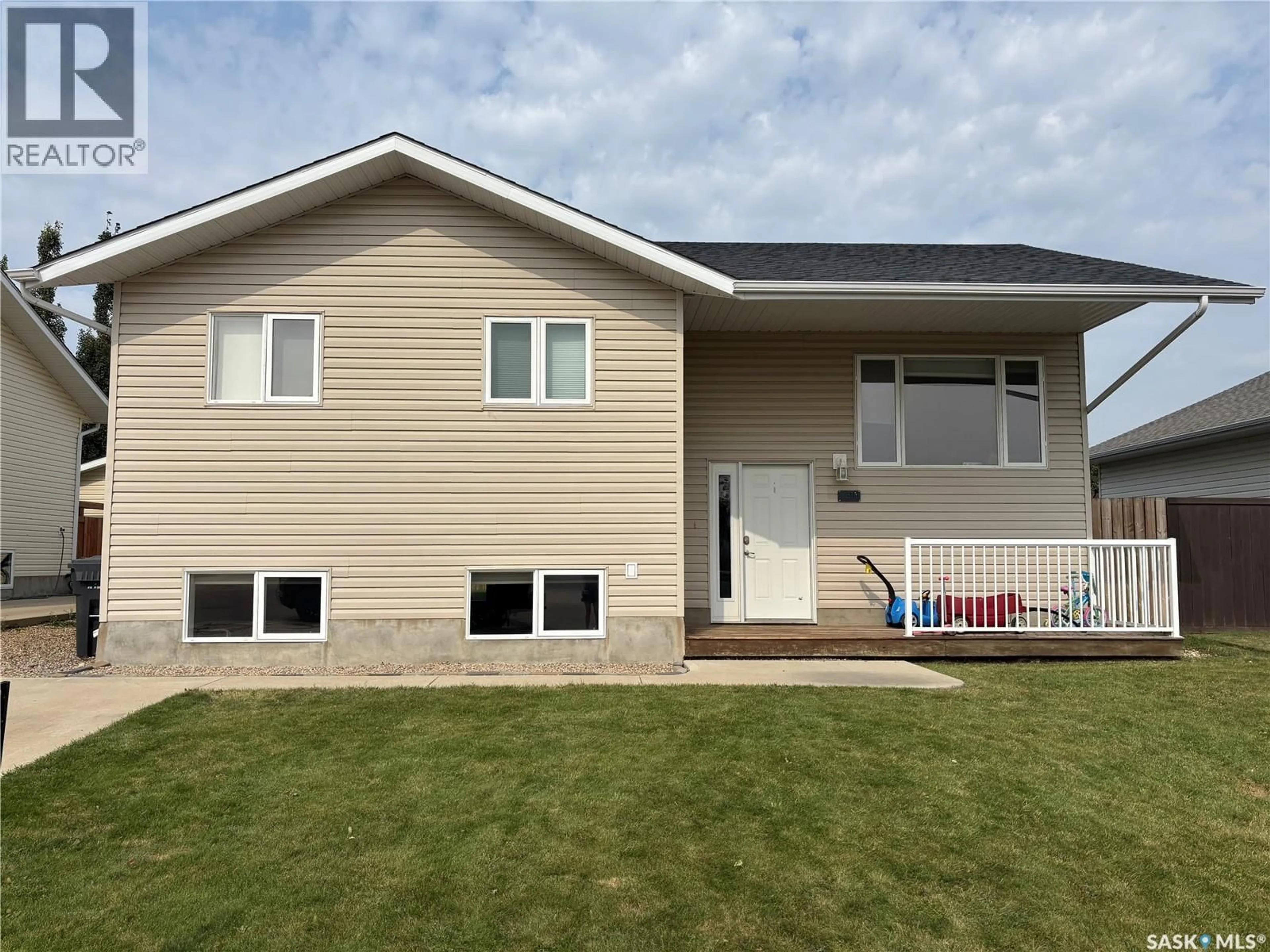 Home with vinyl exterior material, building for 813 LOCHWOOD PLACE, Swift Current Saskatchewan S9H4W9