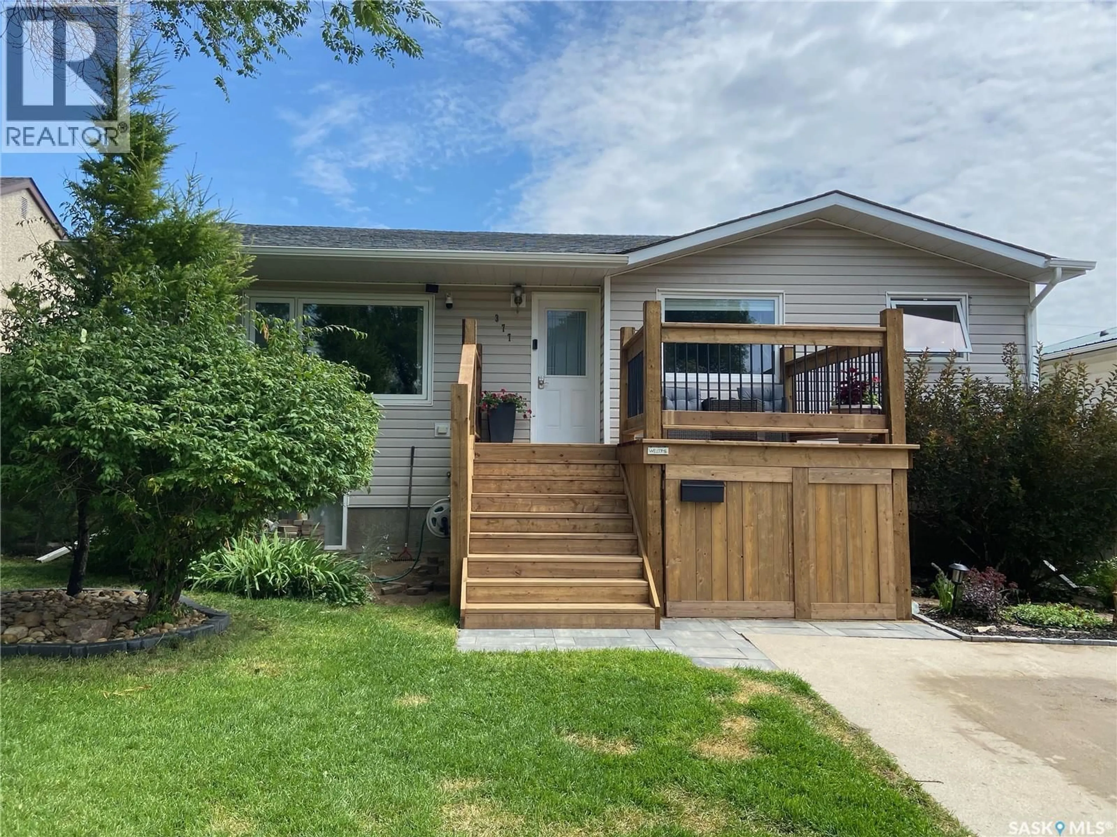 Home with vinyl exterior material, street for 377 8TH AVENUE, Swift Current Saskatchewan S9H0Z9