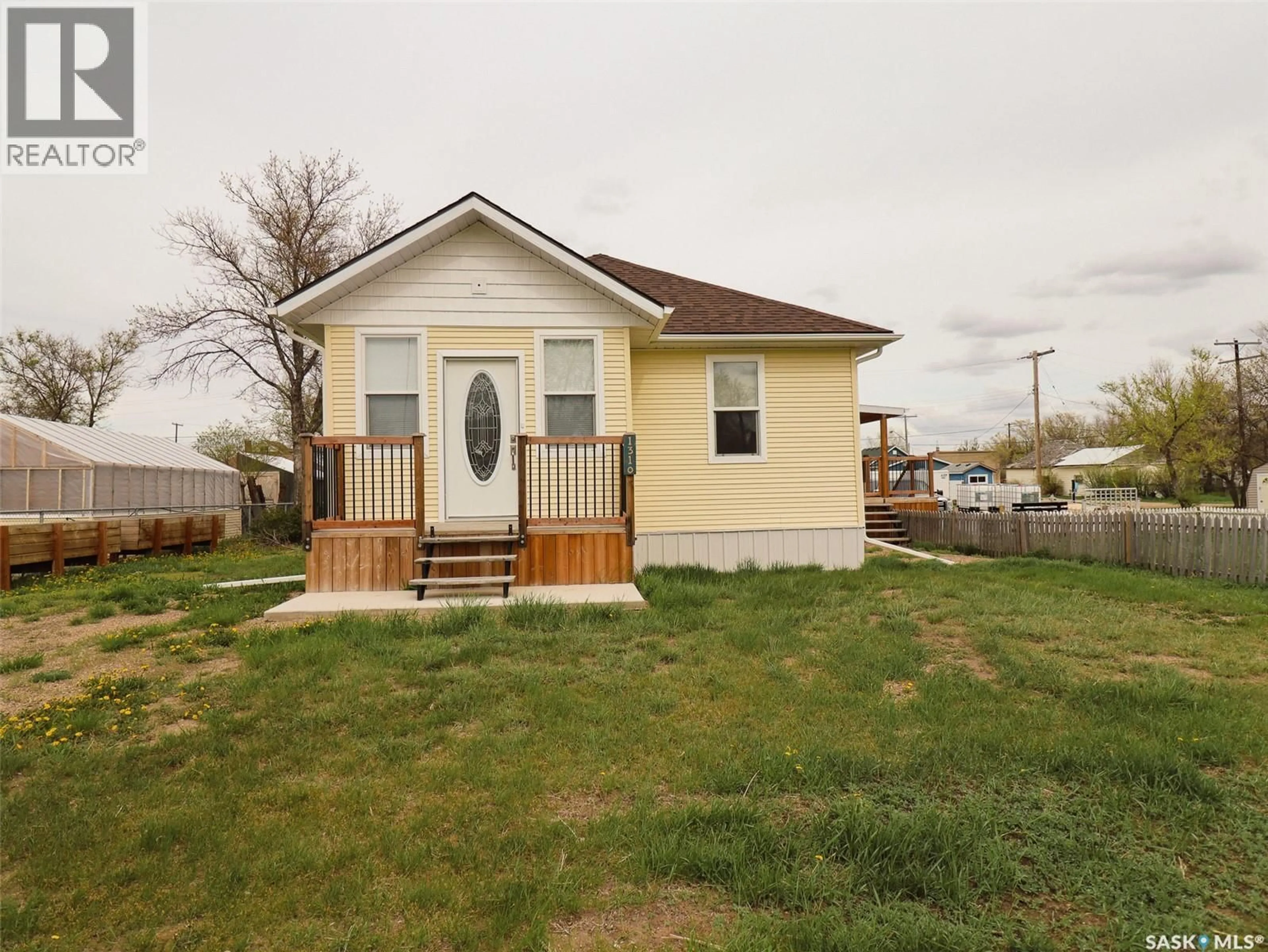 Home with vinyl exterior material, street for 1310 BUICK STREET, Cadillac Saskatchewan S0N0K0