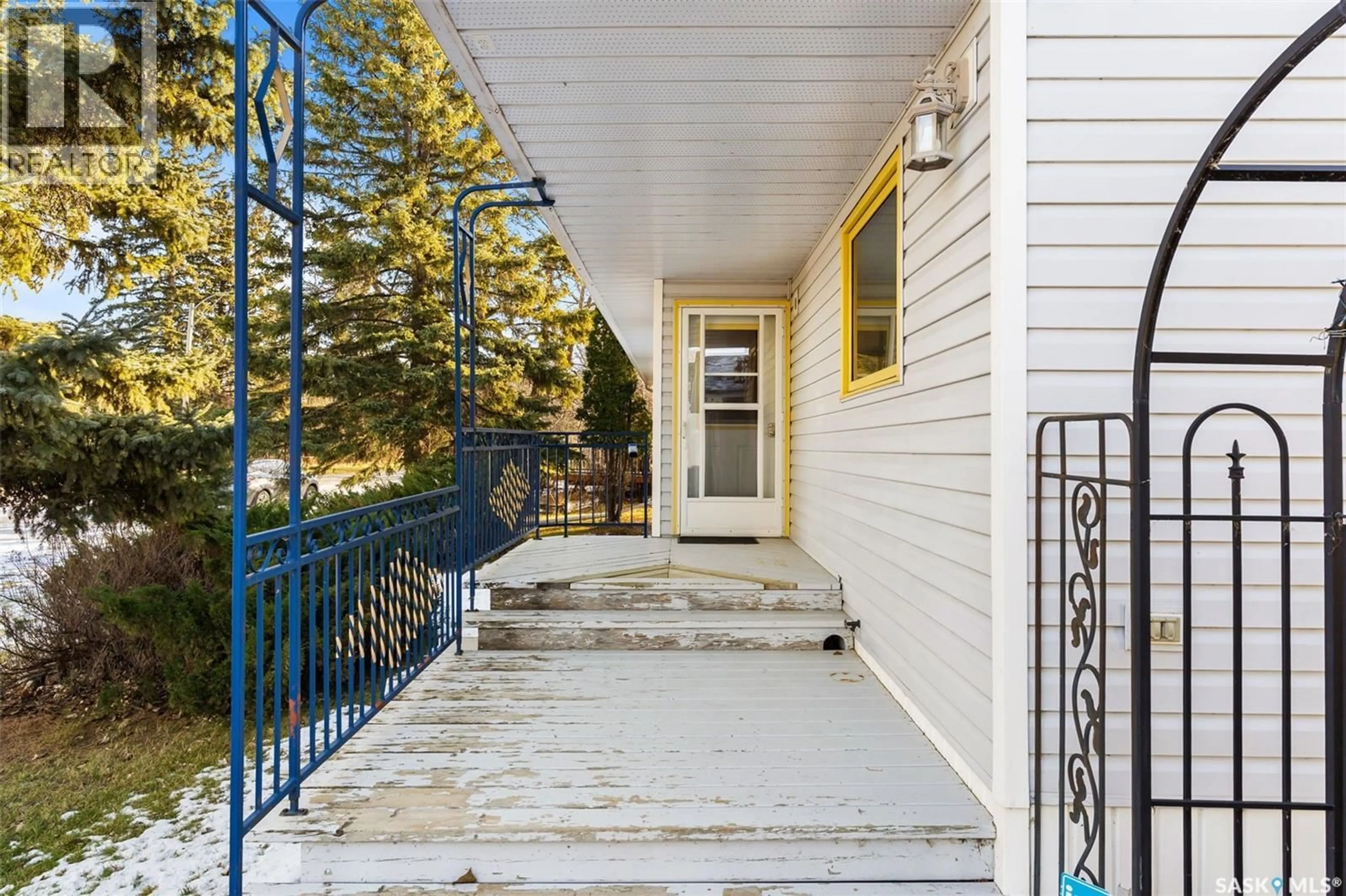 Patio, street for 420 3RD AVENUE, Kelliher Saskatchewan S0A1V0