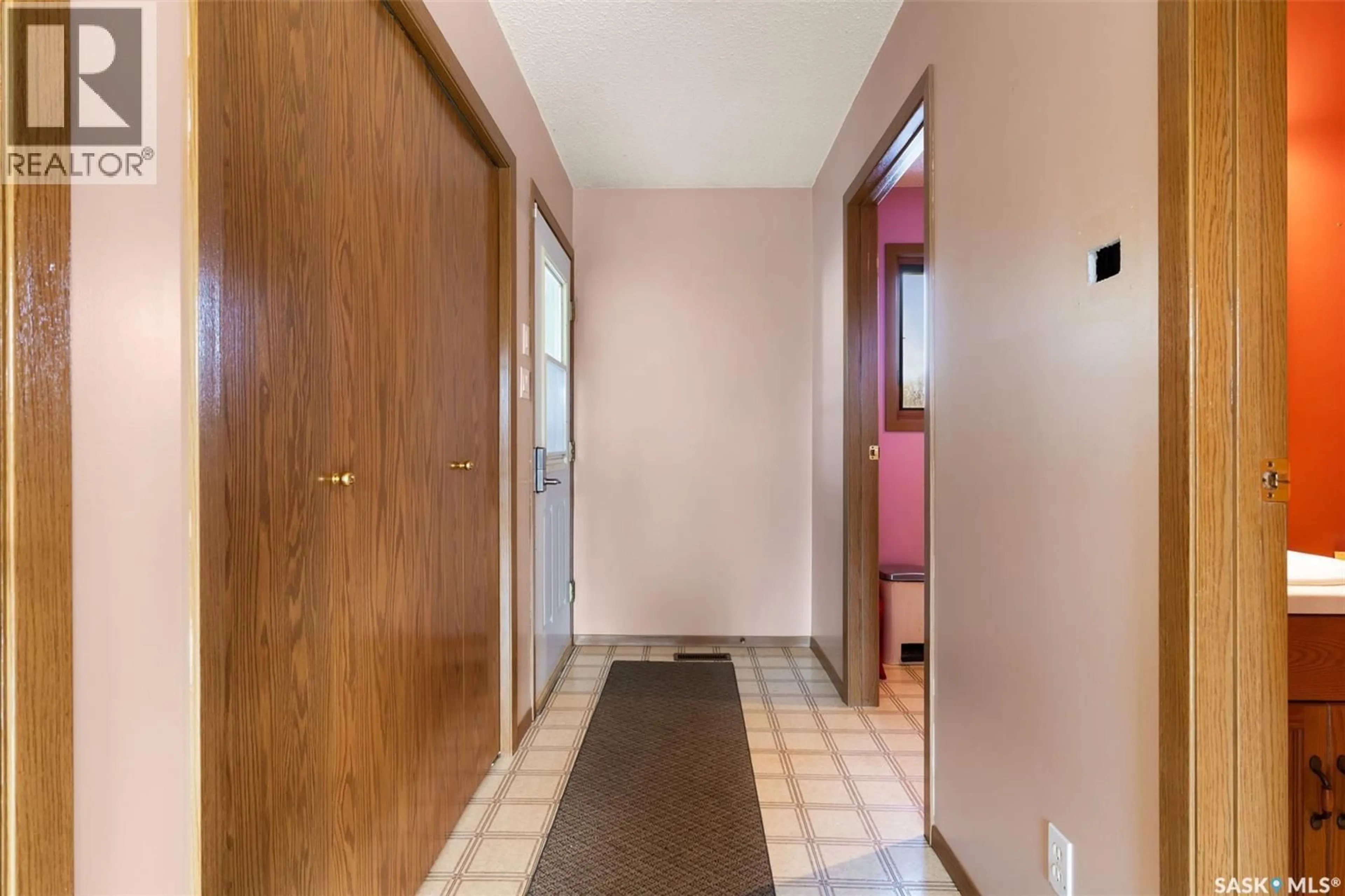 Indoor entryway for 420 3RD AVENUE, Kelliher Saskatchewan S0A1V0