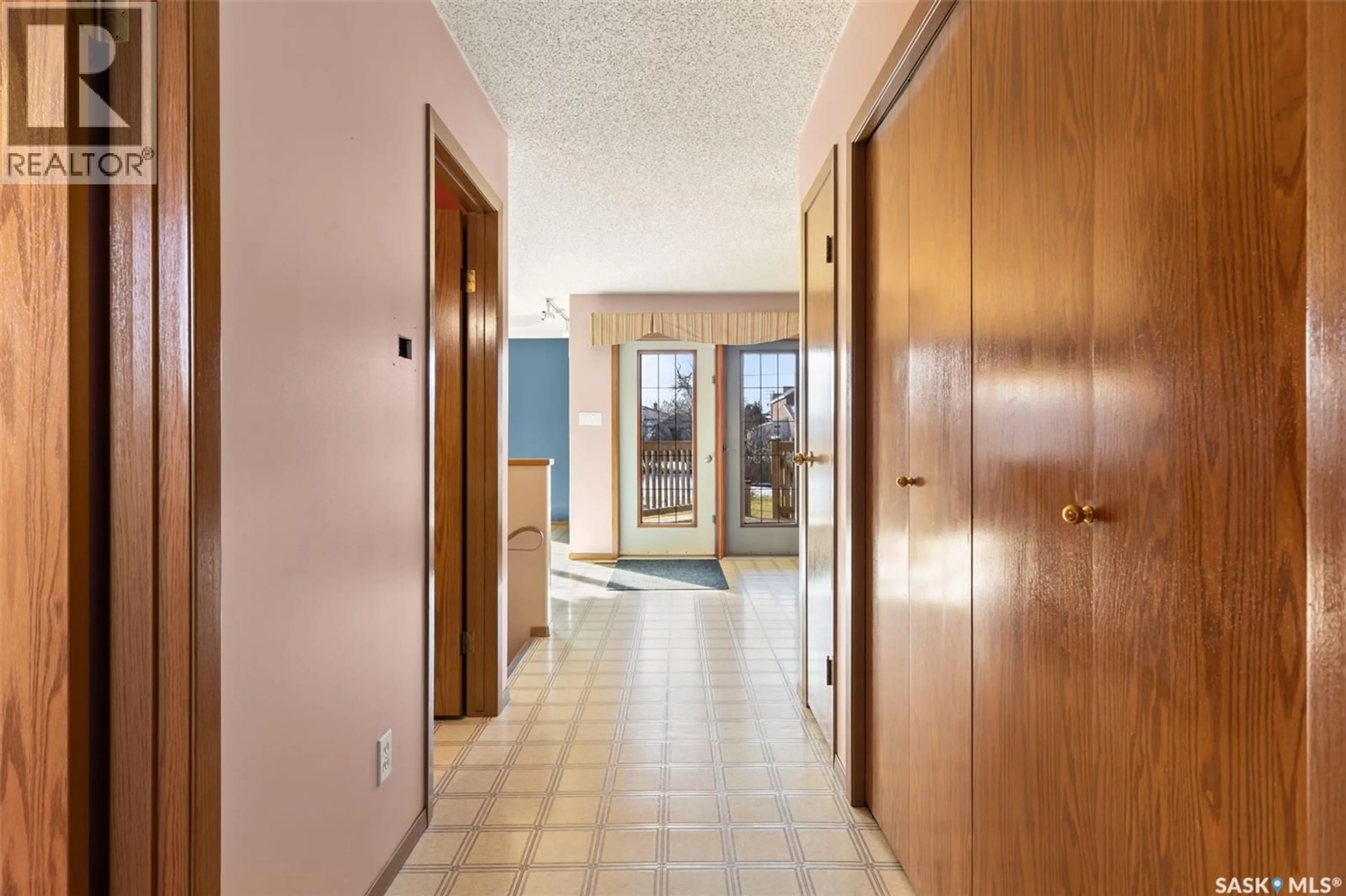 Indoor foyer for 420 3RD AVENUE, Kelliher Saskatchewan S0A1V0
