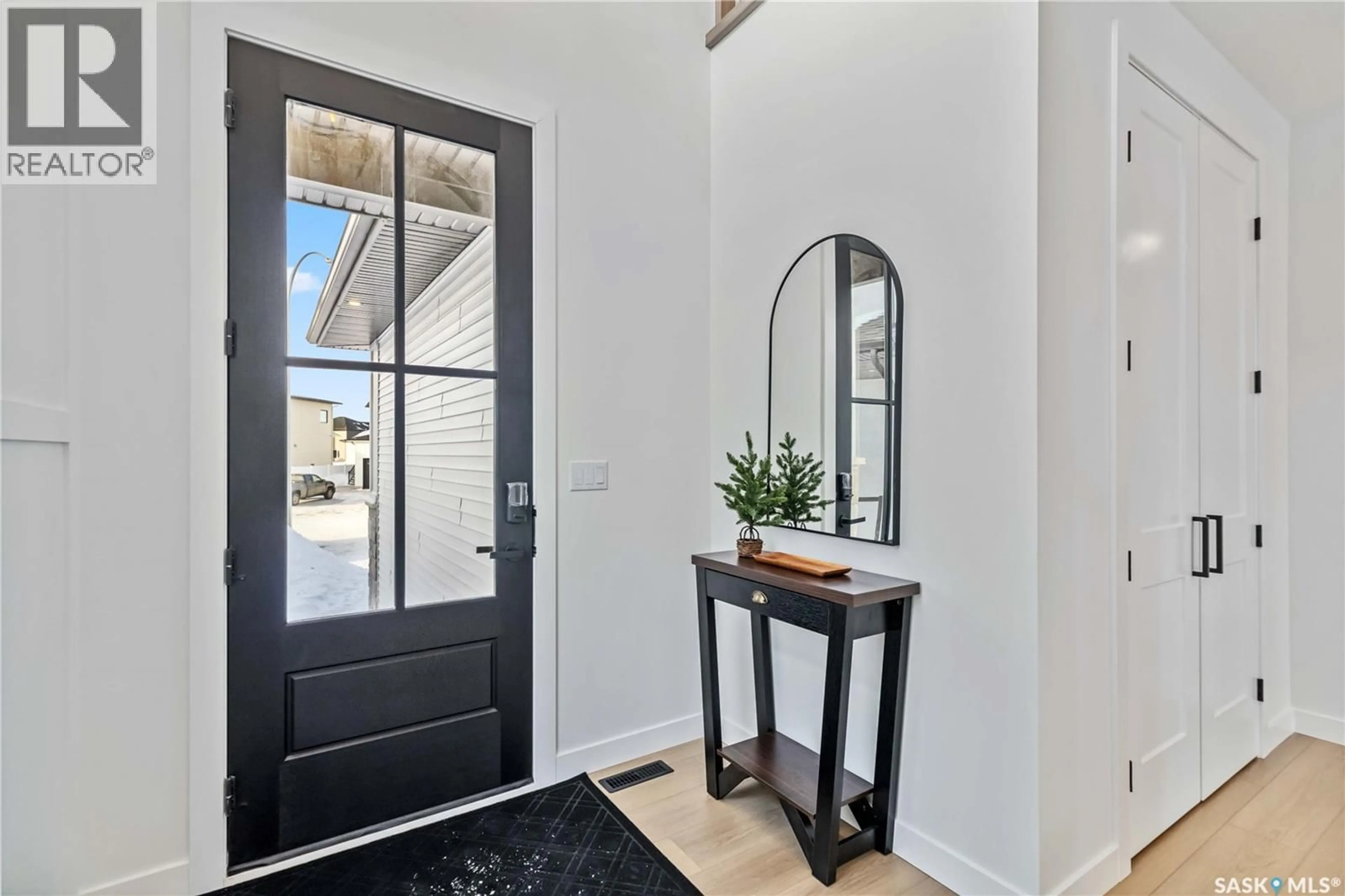 Indoor entryway for 327 WOOLF BAY, Saskatoon Saskatchewan S7W1E5