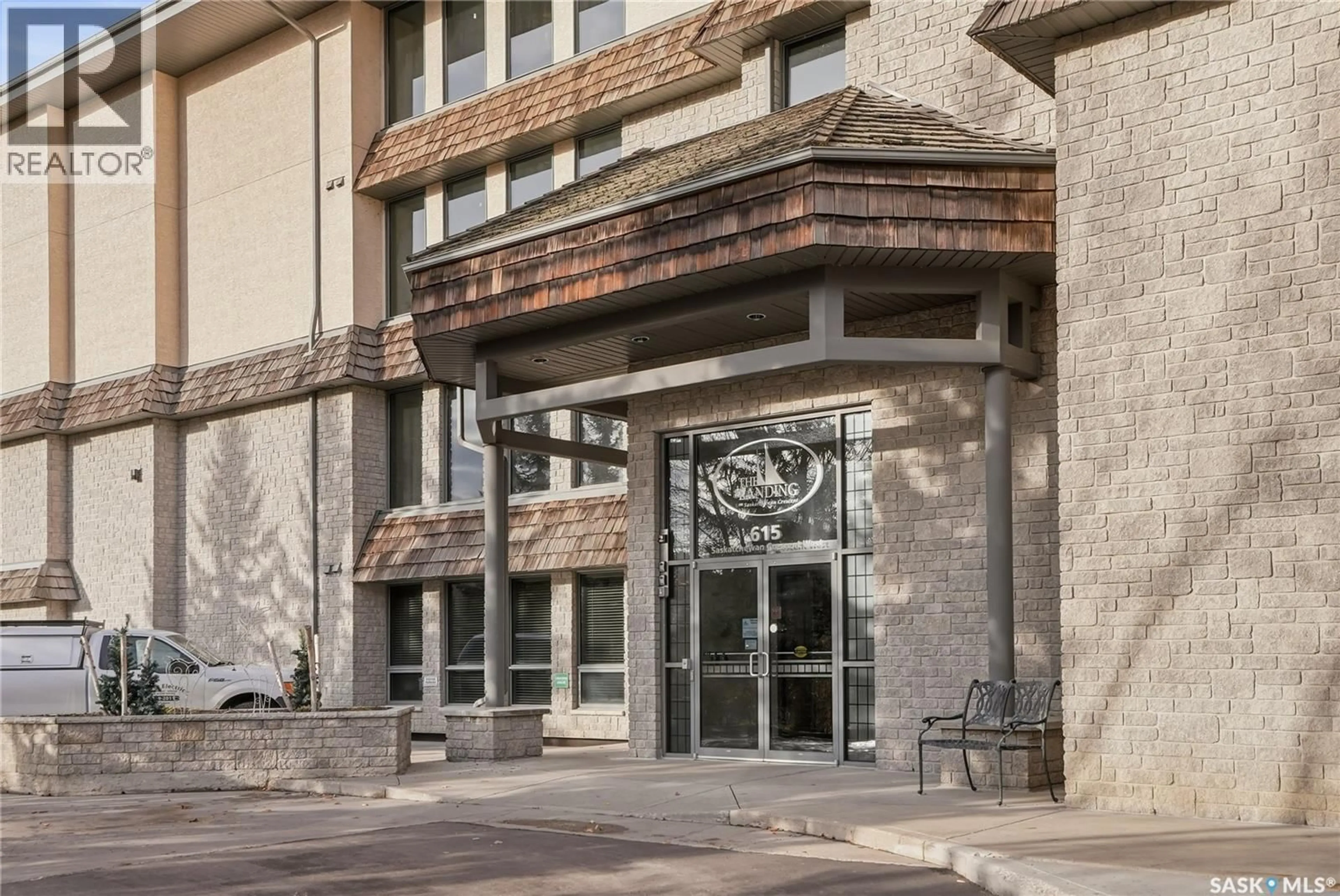 Indoor foyer for 207 - 615 SASKATCHEWAN CRESCENT, Saskatoon Saskatchewan S7M0A5