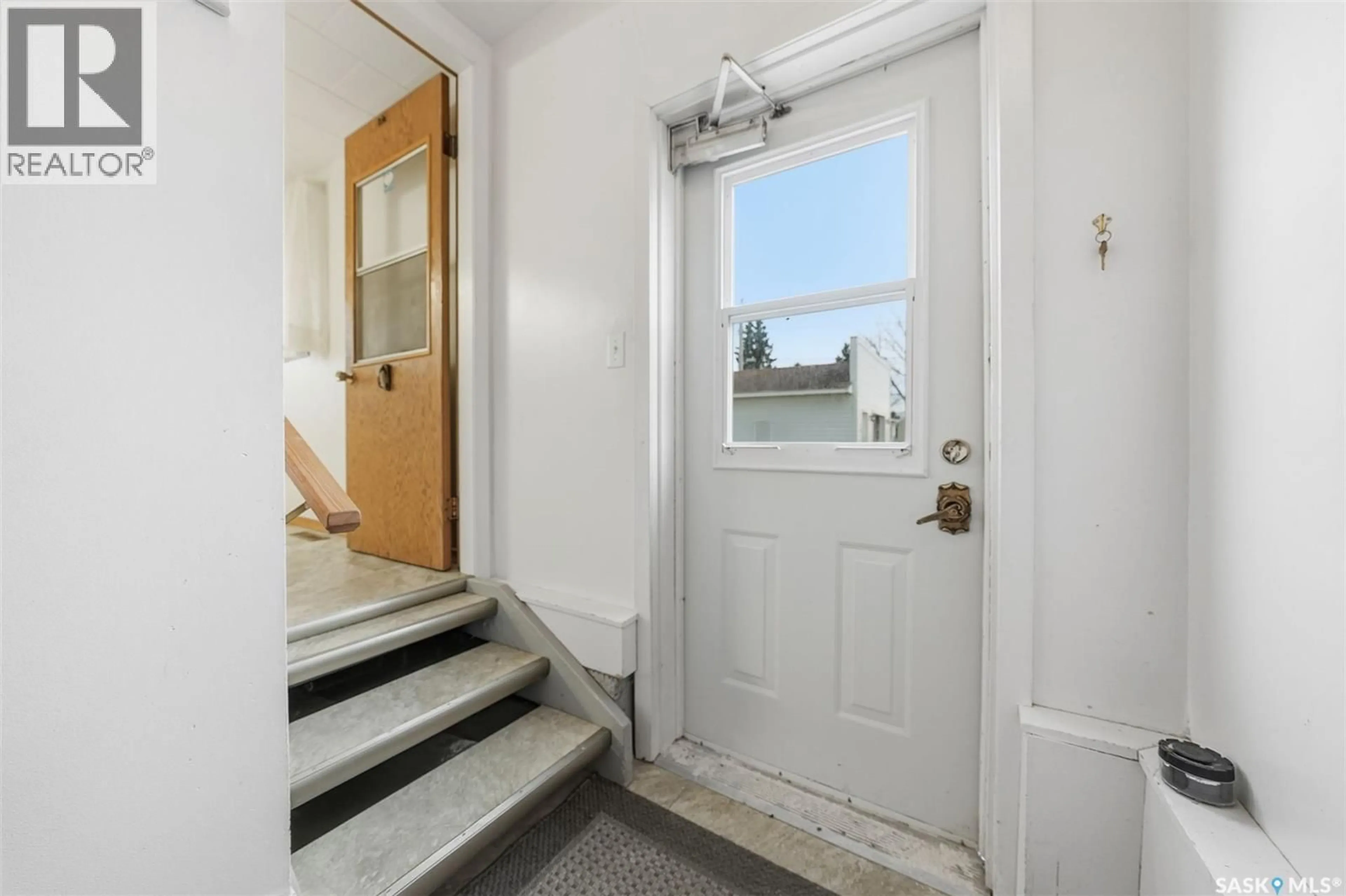 Indoor entryway for 624 SASKATCHEWAN AVENUE, Imperial Saskatchewan S0G2J0