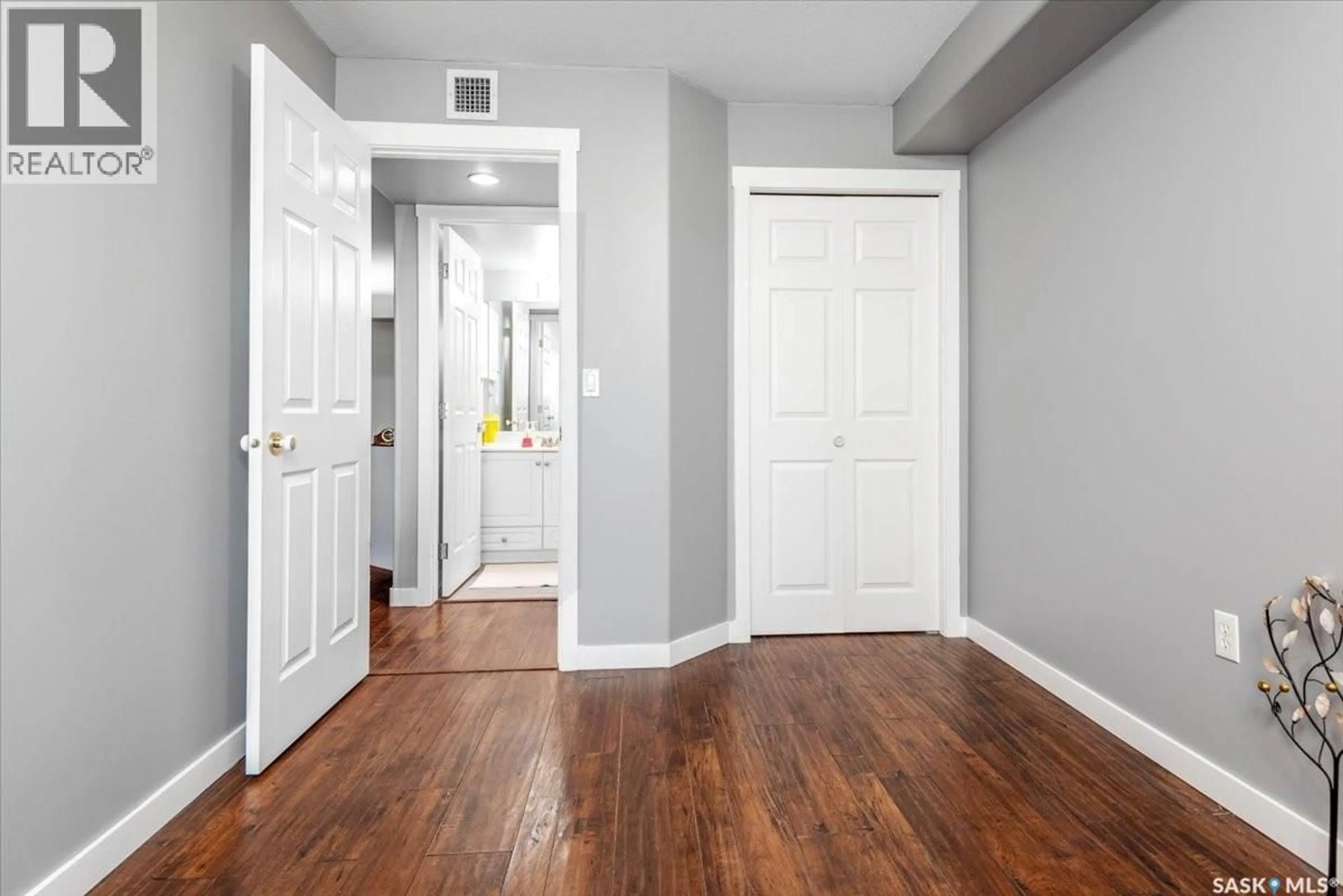 Indoor entryway for 108 2300 TELL PLACE, Regina Saskatchewan S4V3C3