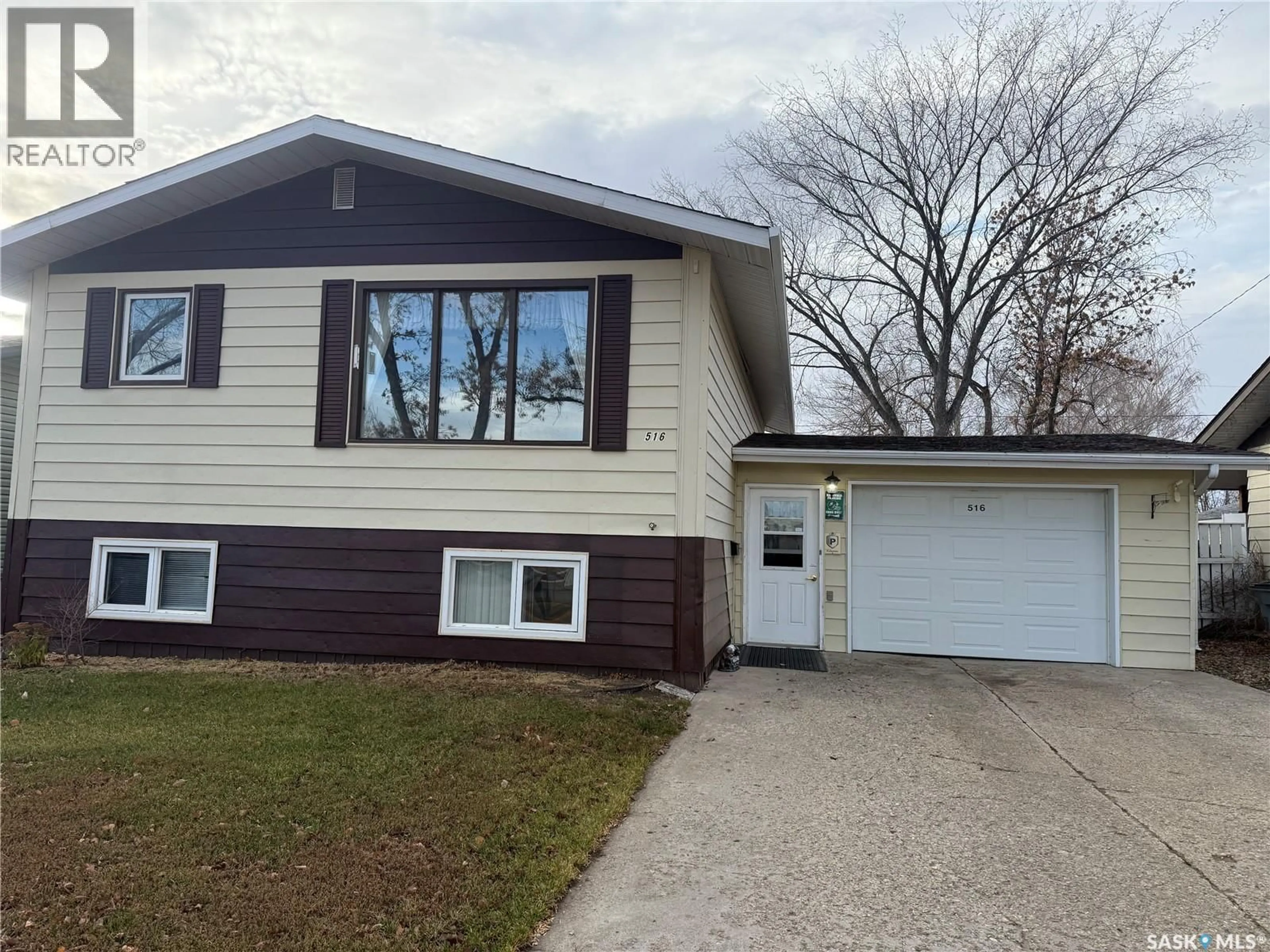 Home with vinyl exterior material, street for 516 6TH AVENUE, Assiniboia Saskatchewan S0H0B0