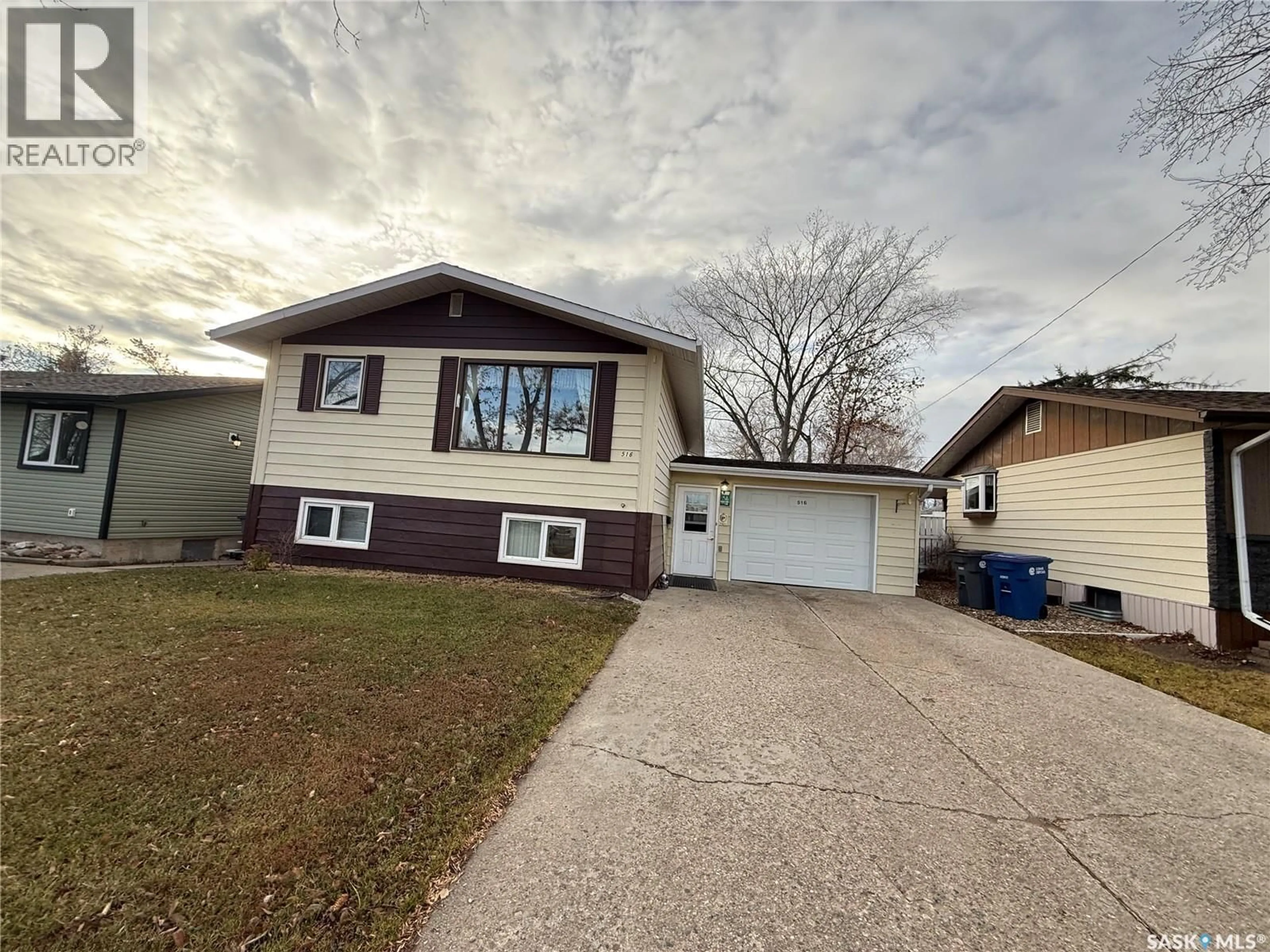 Home with vinyl exterior material, street for 516 6TH AVENUE, Assiniboia Saskatchewan S0H0B0
