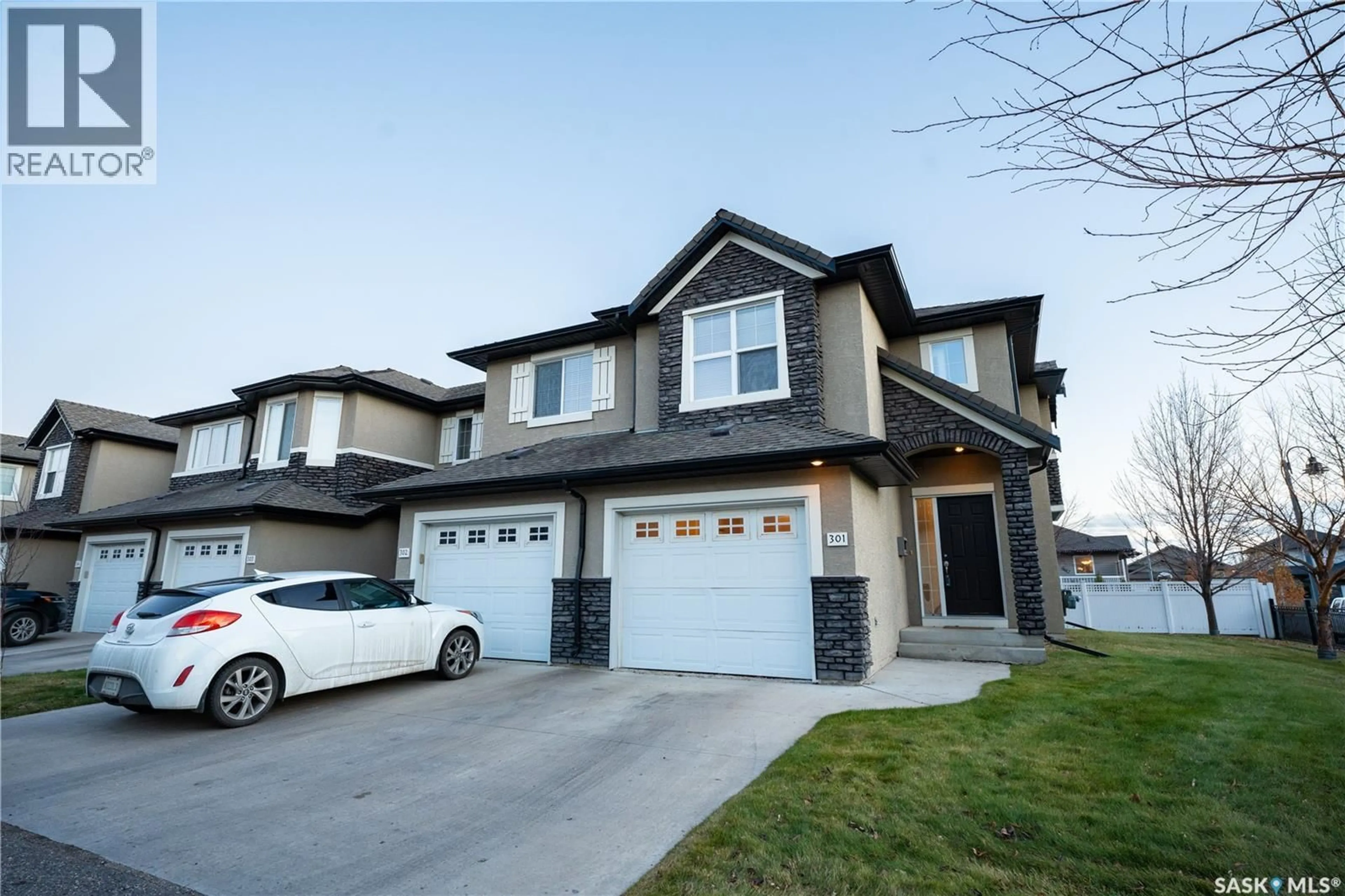 Home with vinyl exterior material, street for 301 410 HUNTER ROAD, Saskatoon Saskatchewan S7T0L5