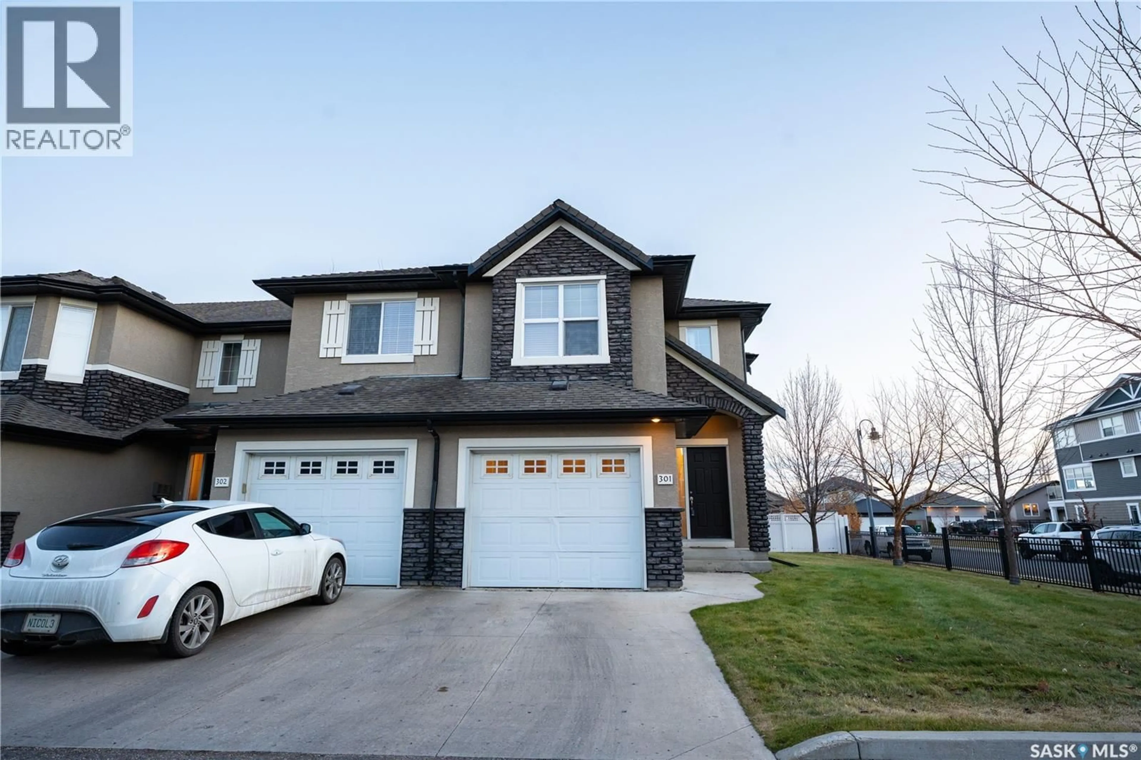 Home with vinyl exterior material, street for 301 410 HUNTER ROAD, Saskatoon Saskatchewan S7T0L5