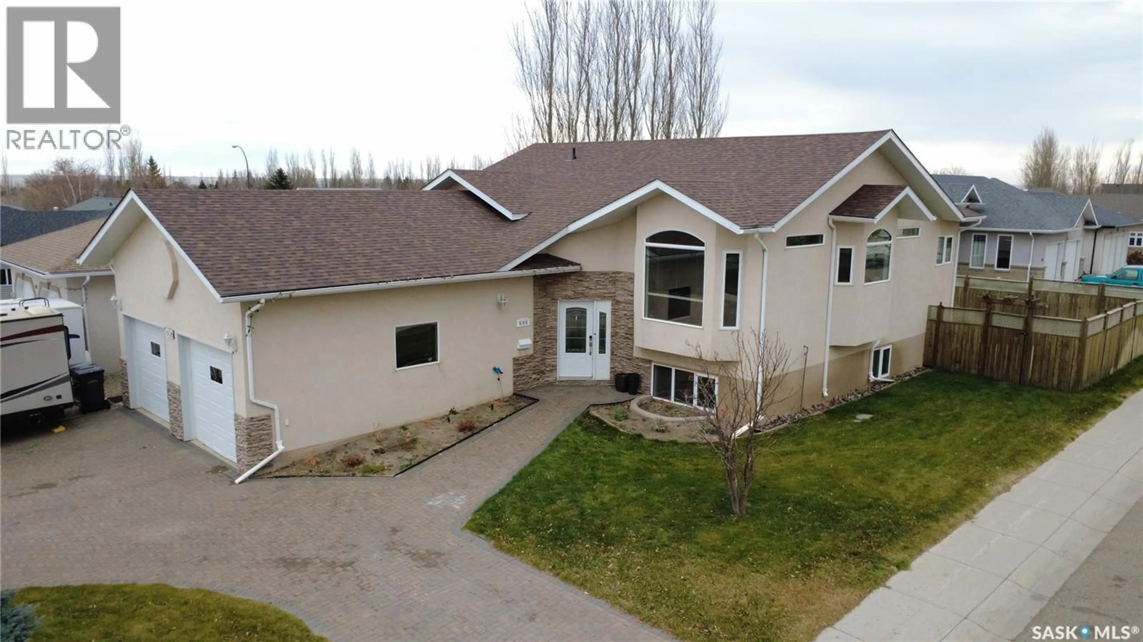 A pic from outside/outdoor area/front of a property/back of a property/a pic from drone, unknown for 606 BATTLEFORD TRAIL, Swift Current Saskatchewan S9H5C6